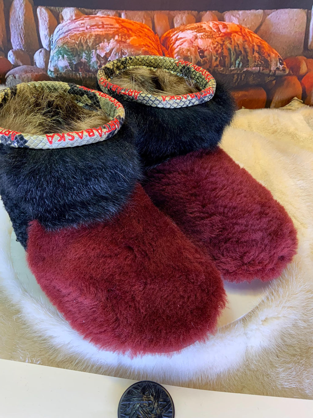 Mocassins d’intérieur Violette – 7 femme – édition toute fourrure en mouton bourgogne, opossum noir & mouton frisé recyclés, semelle brune, faits à la main au Québec ✨🌸