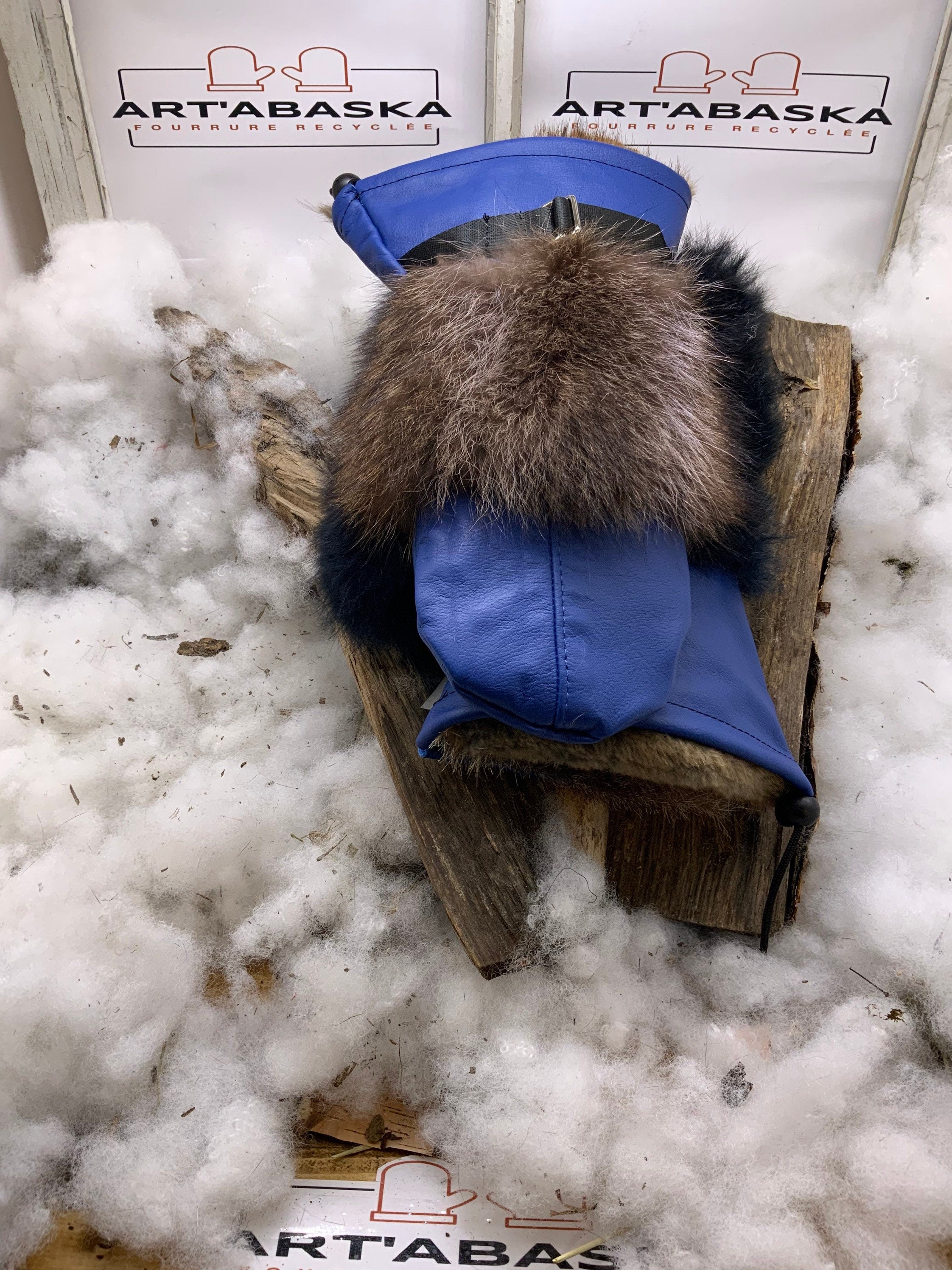 Mitaines Clementine Medium – Cuir bleu royal & rouge haut de gamme fourrures recyclées raton et opossum fait main Québec