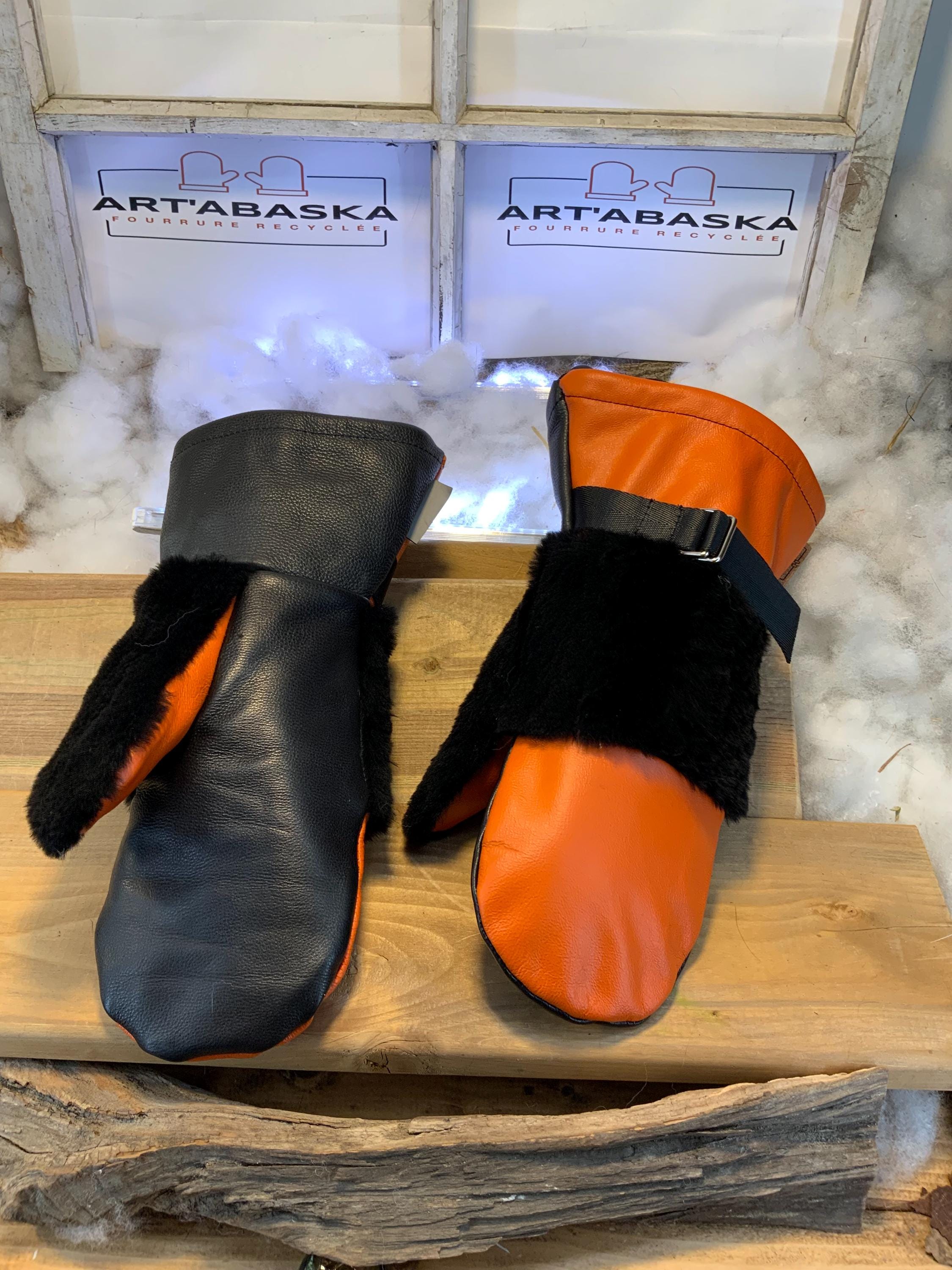 Mitaines Les Amelia – Large, cuir italien orange éclatant & castor rasé noir recyclé, fait à la main au Québec, pièce unique
