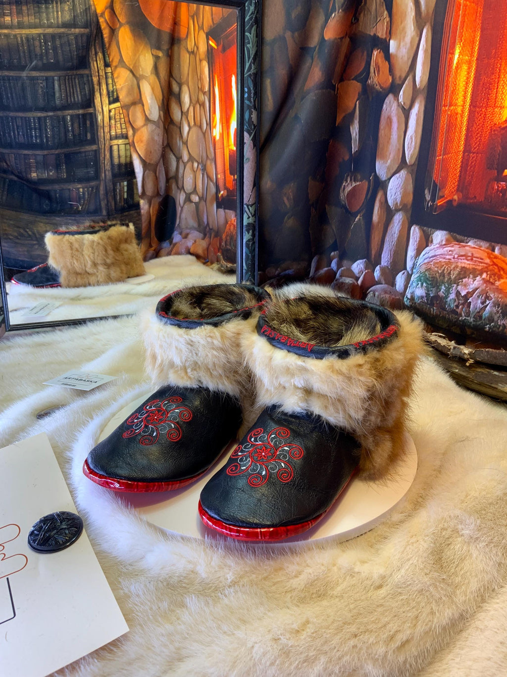 Mocassins d’intérieur Lisette – 6 femme – cuir italien craquelé brodé mandala rouge-blanc, raton bleached recyclé & semelle rouge, faits à la main au Québec ✨❤️🤍