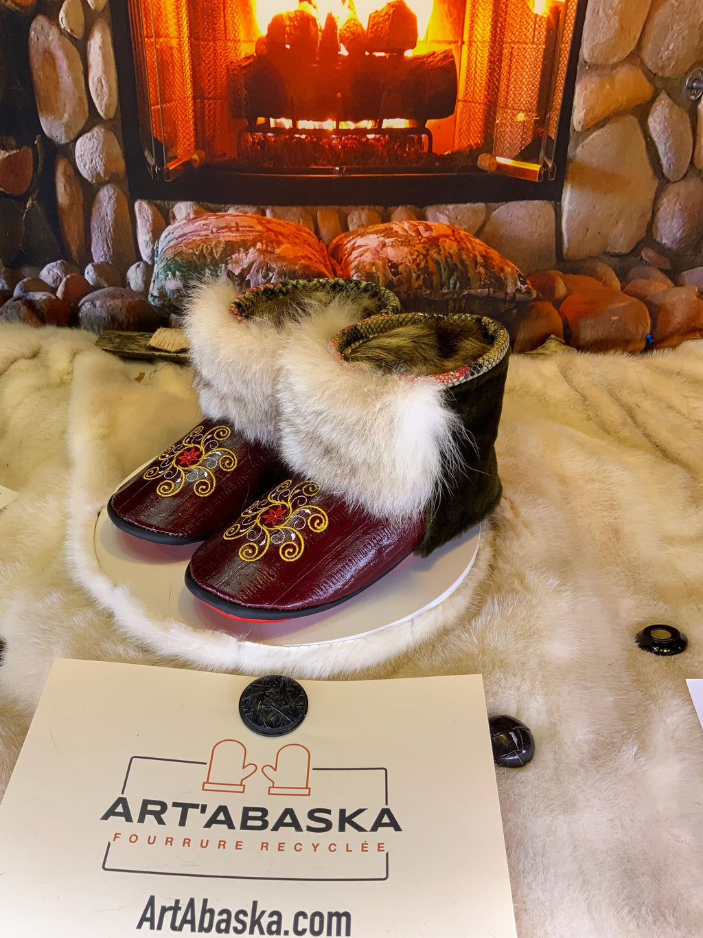 Mocassins d’intérieur Anita 9 femme cuir anguille bourgogne brodé serpent renard norvegien mouton recyclé Québec