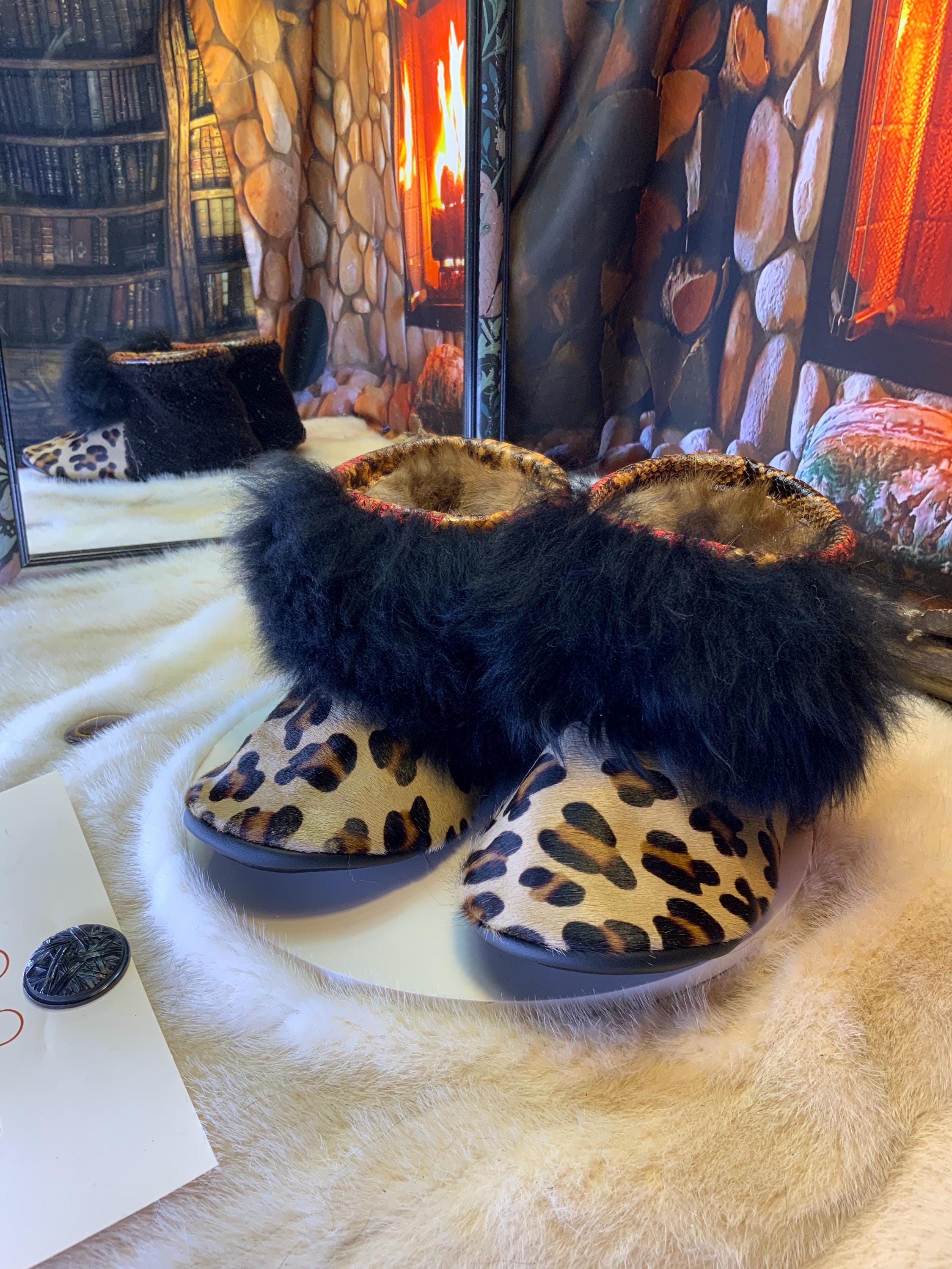 Mocassins d’intérieur Les Monique – 10 femme – peau de vache léopard & mouton recyclé pleine longueur, cuir noir Québec artisanal