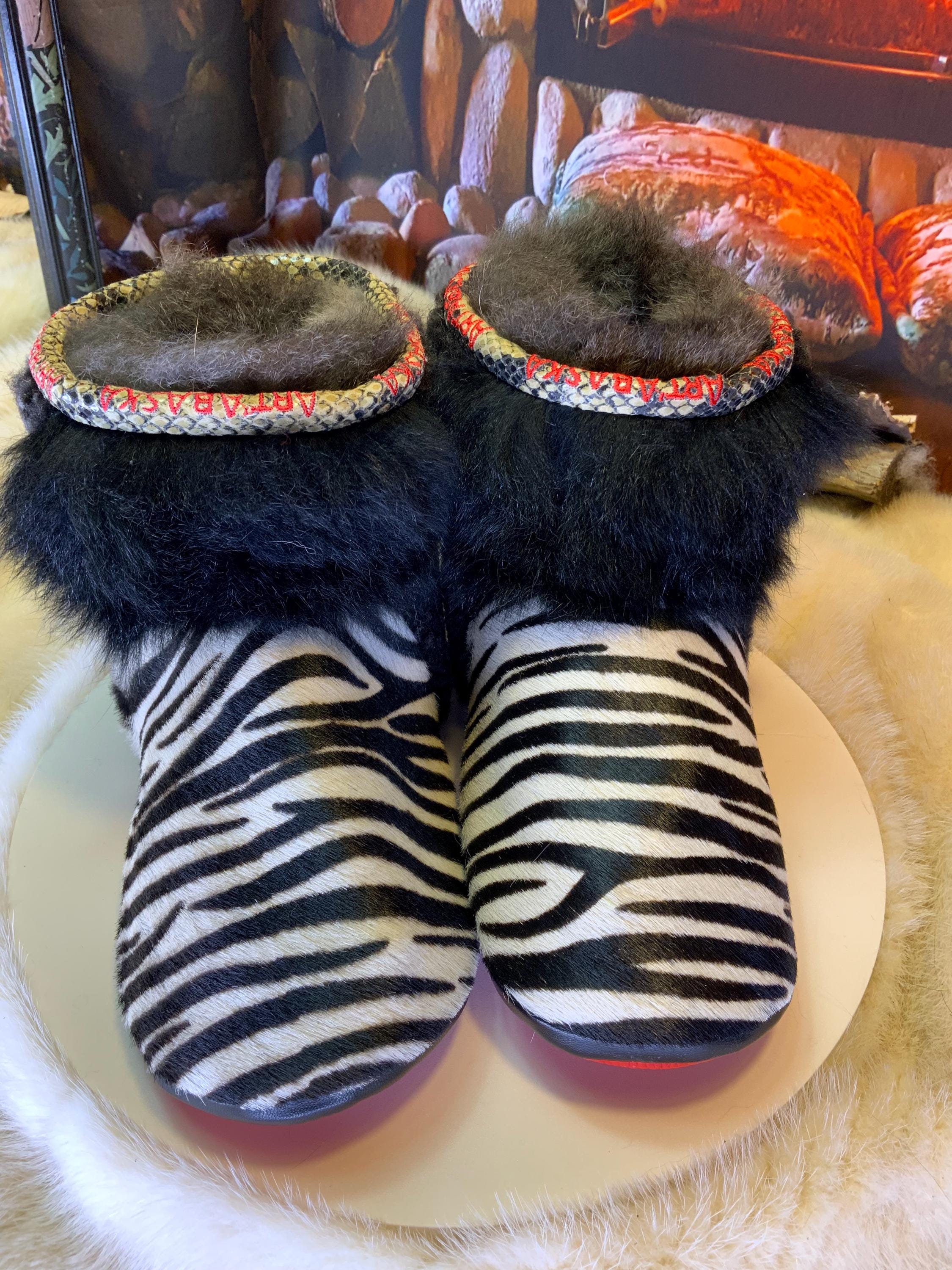 Mocassins d’intérieur Rita 6 femme, cuir recyclé imprimé zèbre, mouton noir et blanc, faits à la main au Québec 🦓✨