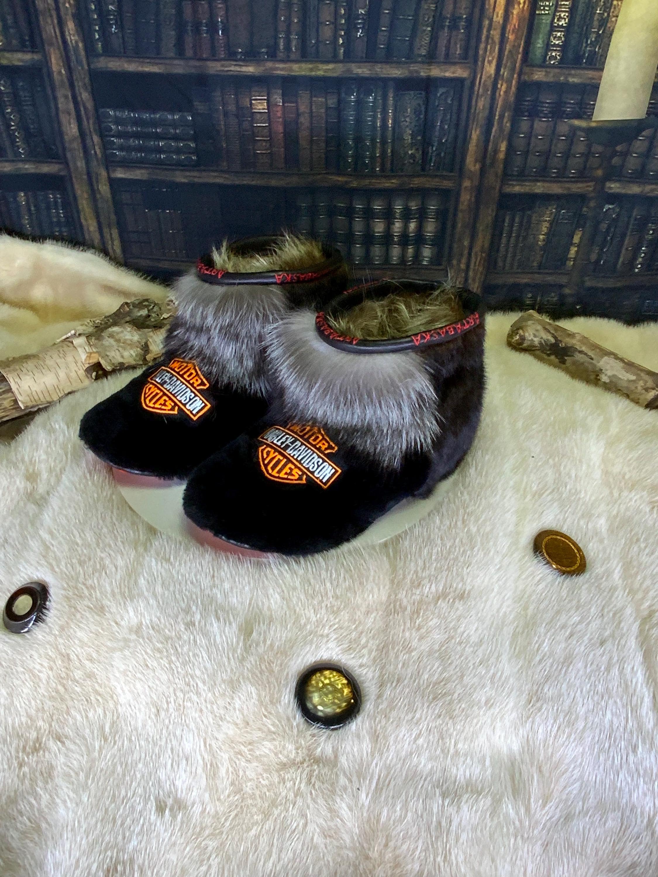 Mocassins d’intérieur Évelyne pour femme 7 en mouton rasé recyclé brodé, vison brun recyclé et renard Crystal recyclé – faits à la main au Québec, chauds, respirants, confort de luxe, pièce unique Art’Abaska 💕