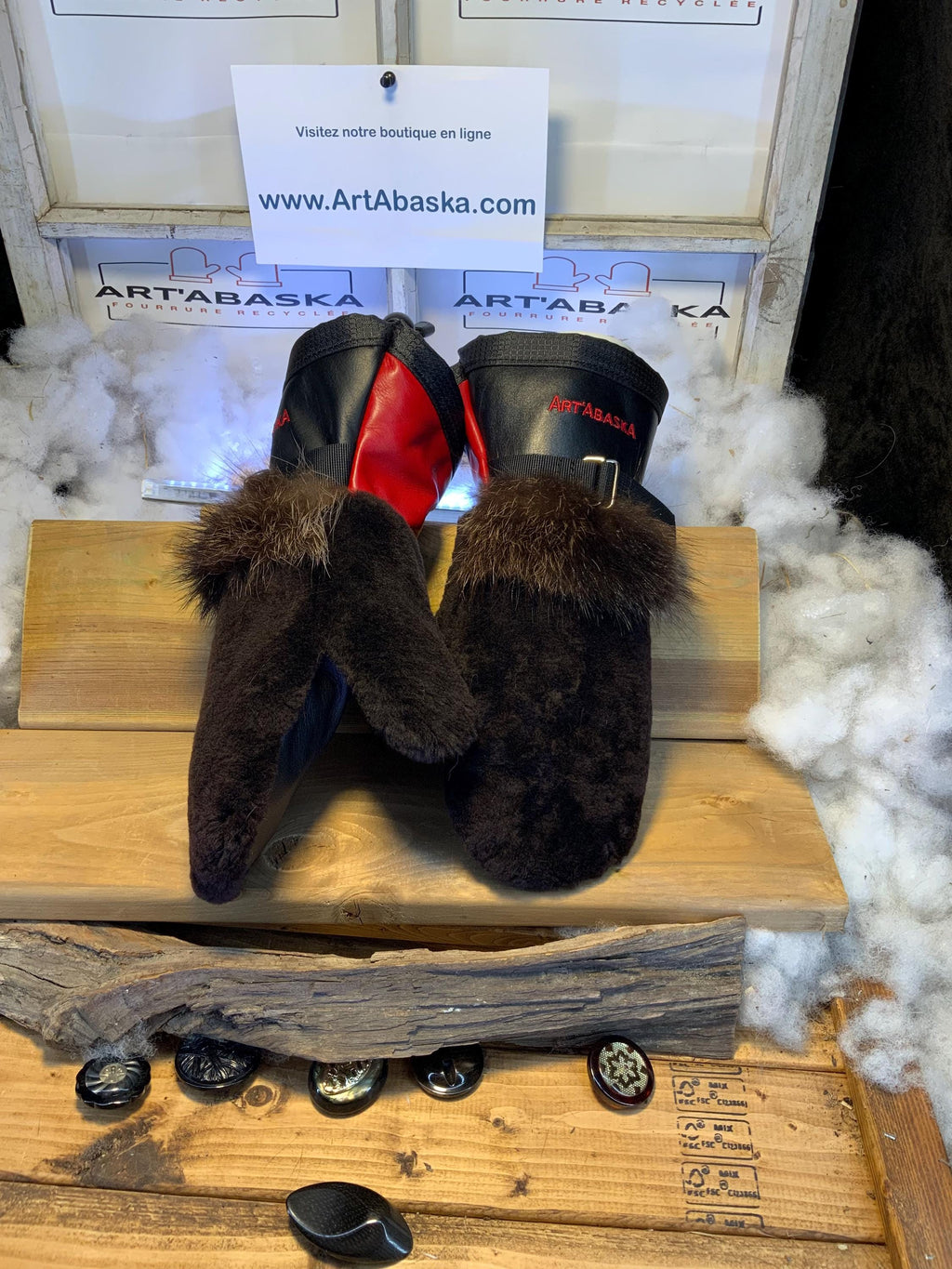 Mitaines Les Cécile – Medium, mouton rasé brun café, raton recyclé, cuir italien noir et rouge, fait à la main, Québec