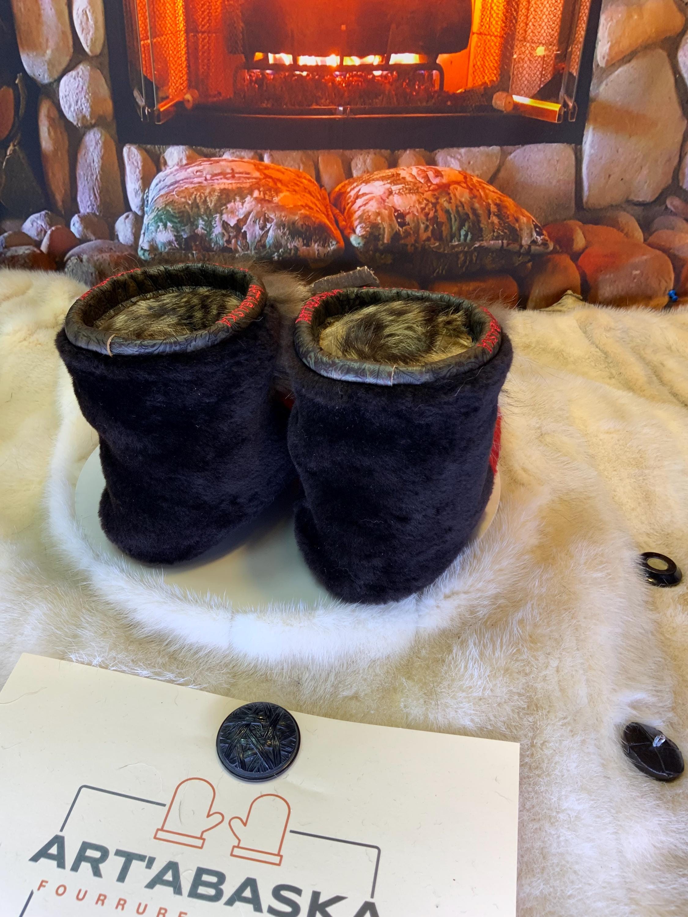 Mocassins d’intérieur Mireille – 7 femme – édition toute fourrure en mouton rouge, mouton brun & raton recyclés, semelle rouge, faits à la main au Québec ✨❤️🌸