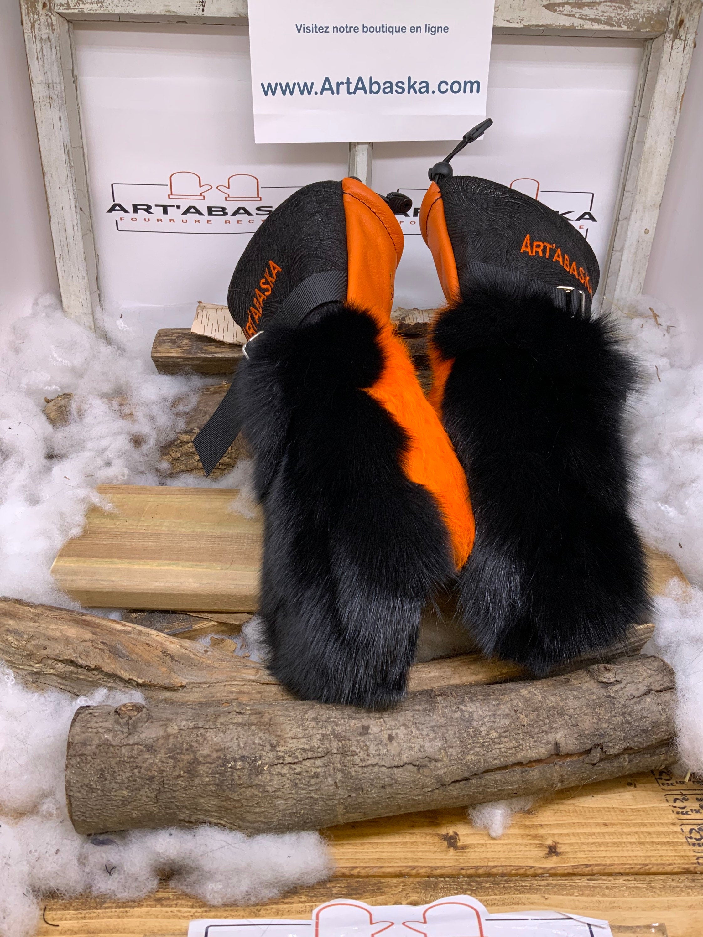 Mitaines Micheline XL – Patchwork de renard noir & lapin orange, cuir orangé/noir, broderie florale, fait à la main, Québec