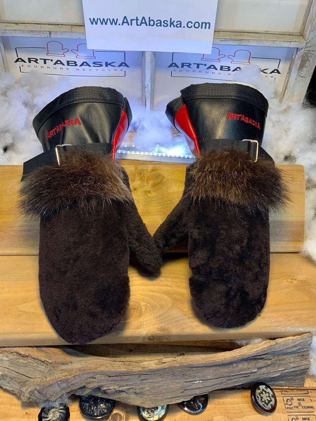 Mitaines Les Cécile – Medium, mouton rasé brun café, raton recyclé, cuir italien noir et rouge, fait à la main, Québec