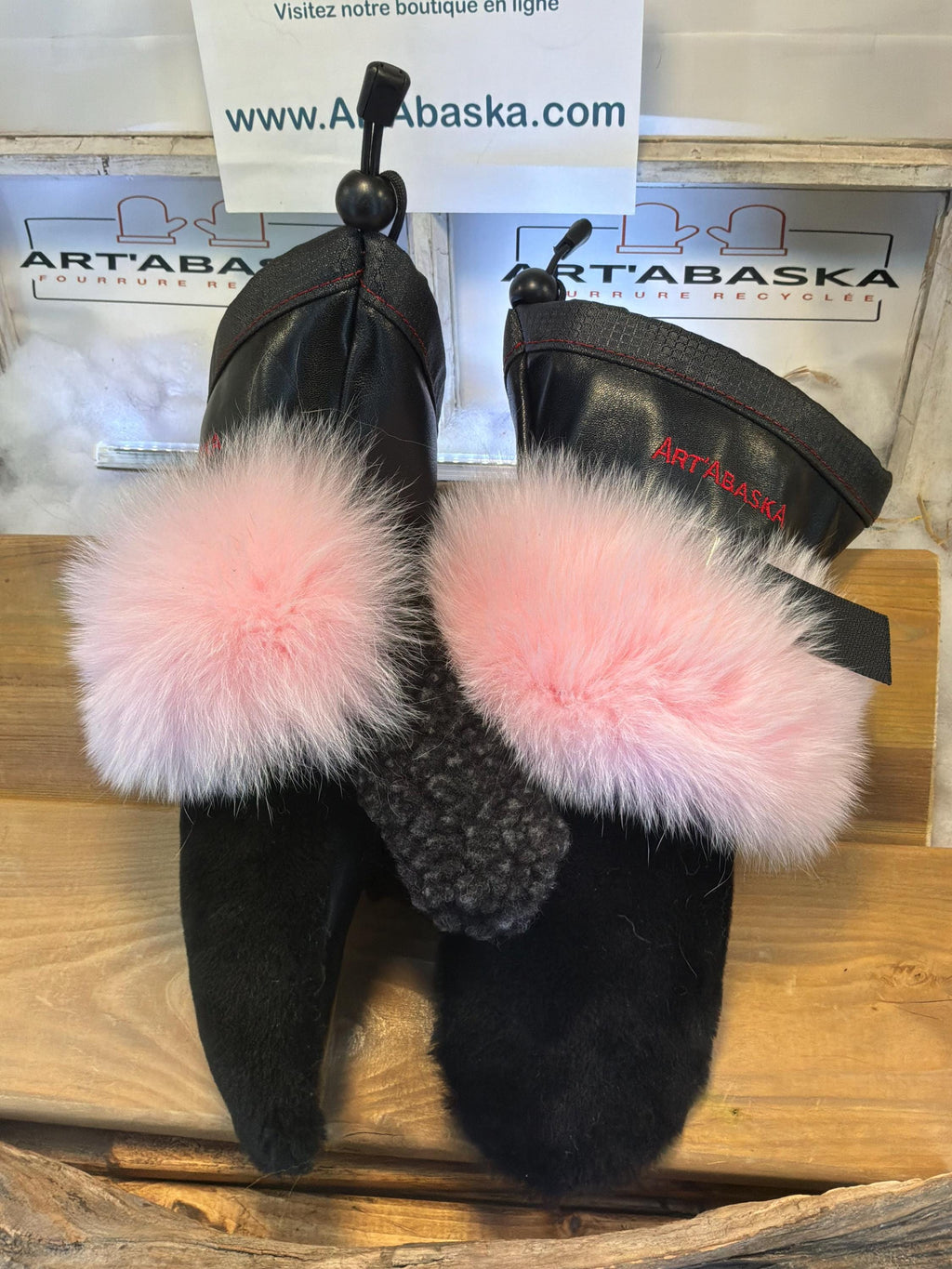 Mitaines Solange Small fourrure recyclée renard rose mouton noir cuir italien faites à la main Québec