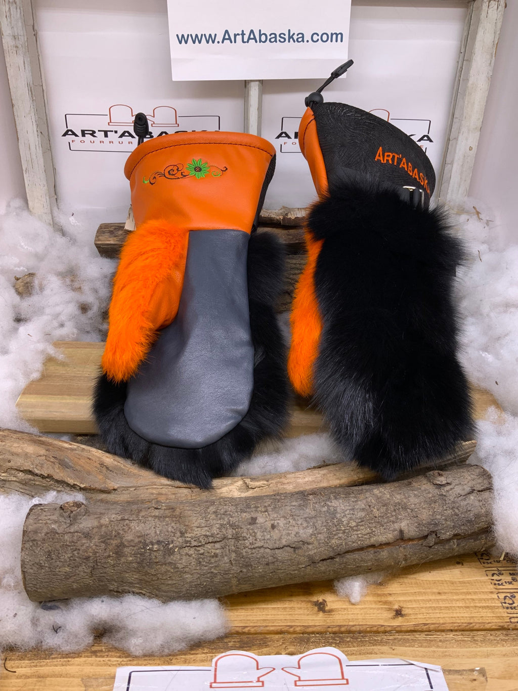 Mitaines Micheline XL – Patchwork de renard noir & lapin orange, cuir orangé/noir, broderie florale, fait à la main, Québec