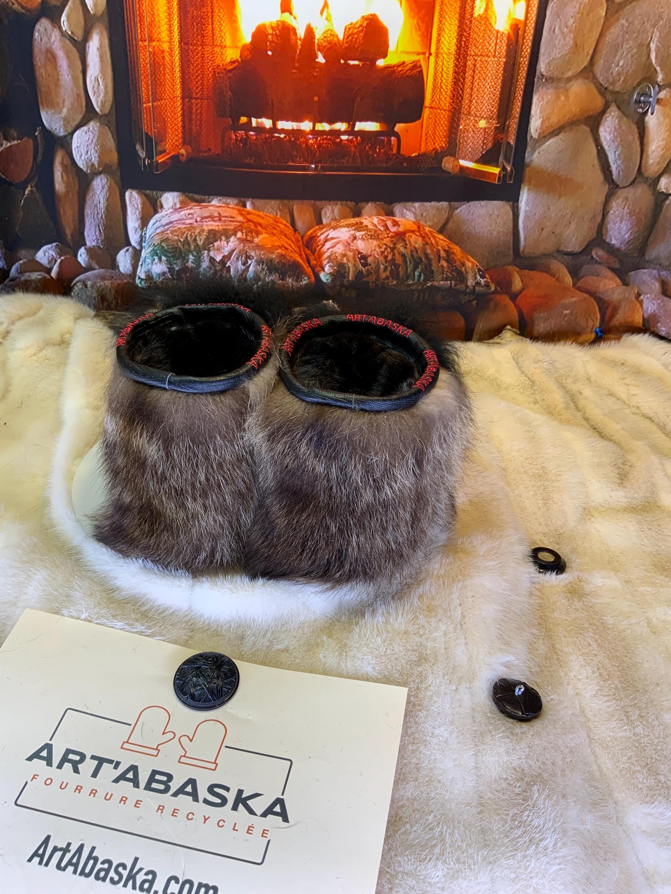 Mocassins d’intérieur Dorice – 8 femme – cuir de vache imprimé léopard, fourrure recyclée & semelle rouge, pièce unique faite à la main au Québec ✨🐆❤️