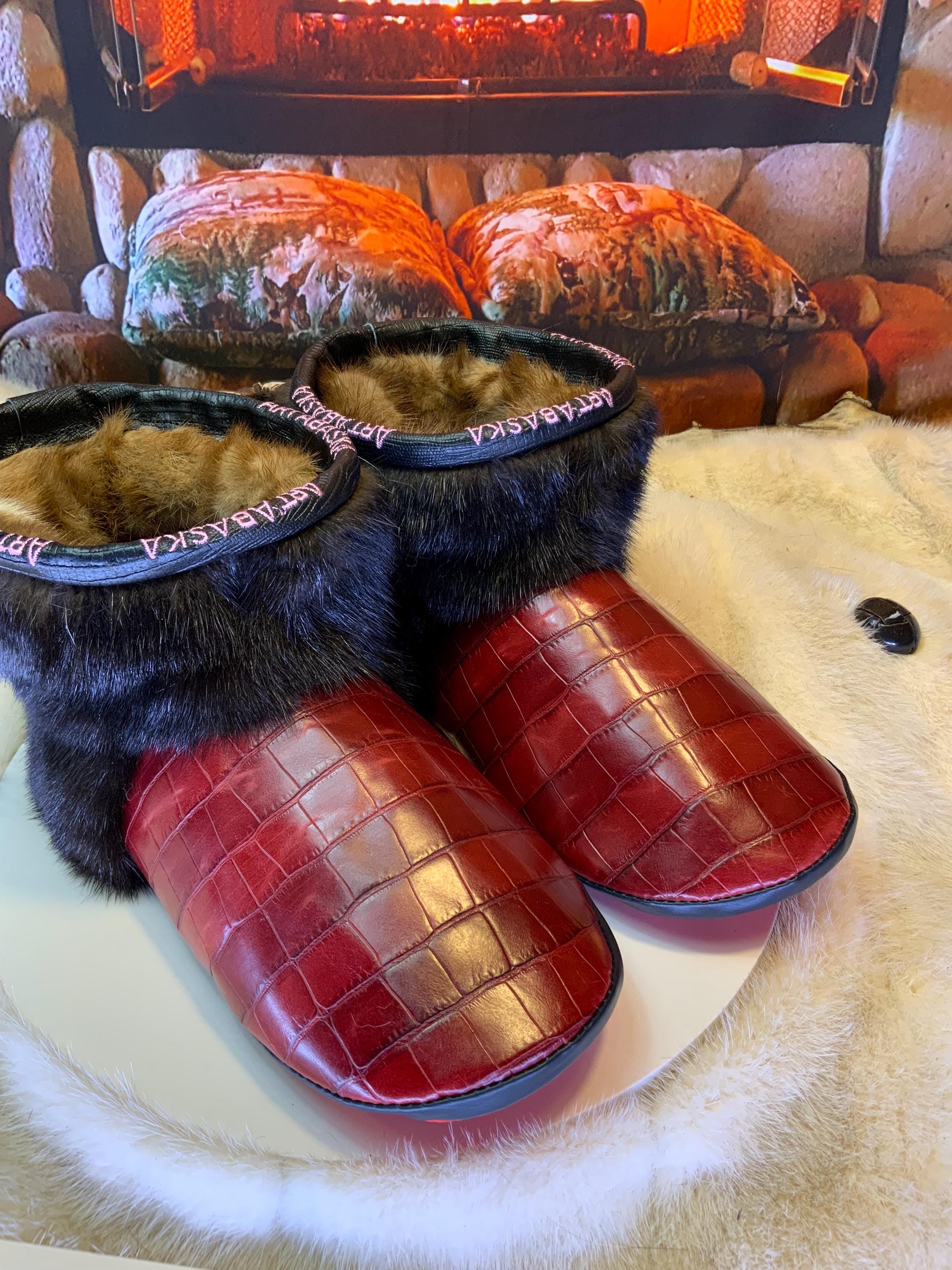 Mocassins d’intérieur Les Madeleine – 10 femme – cuir croco bourgogne & vison recyclé – fait à la main au Québec, pièce unique