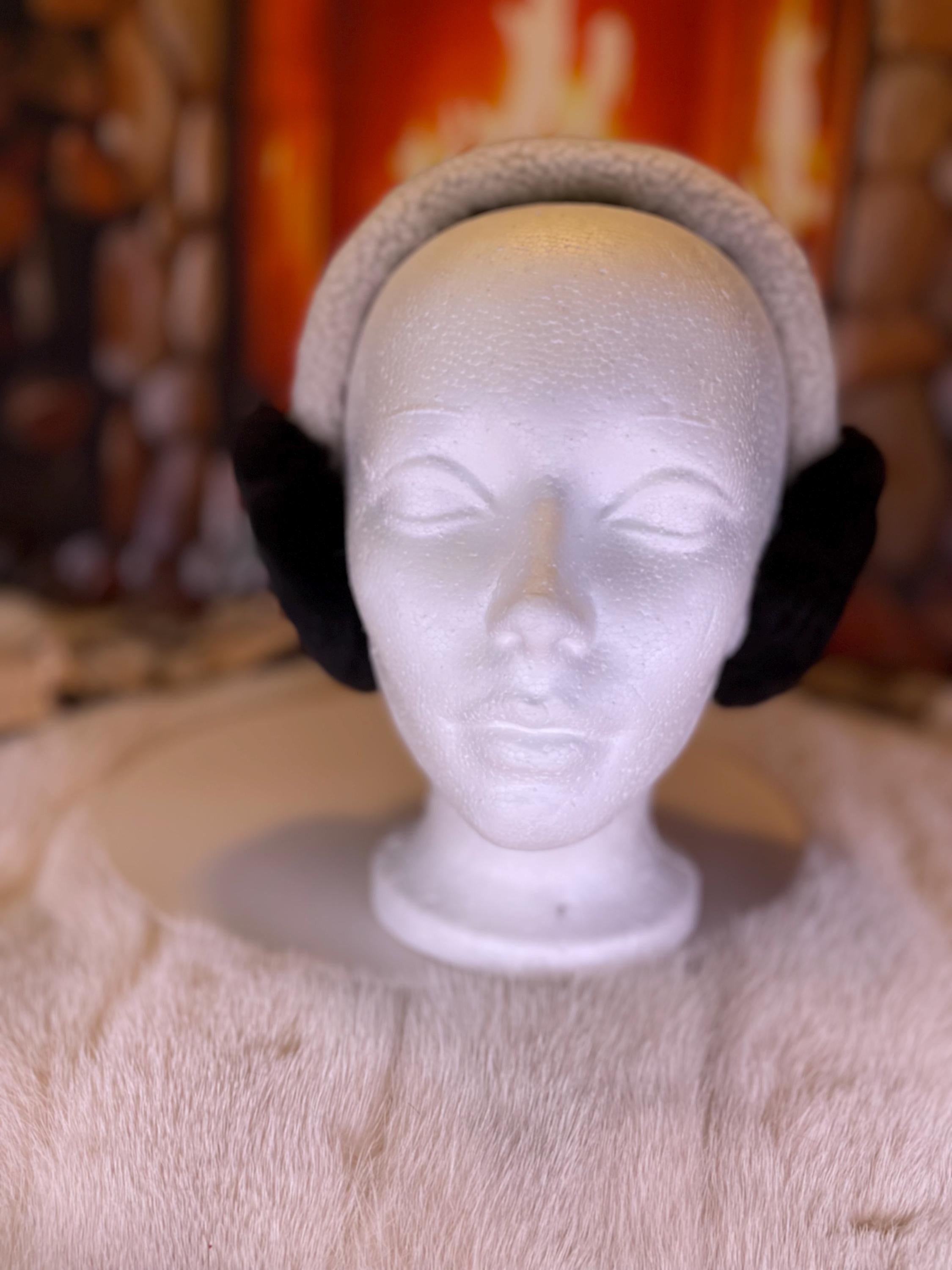 Cache-Oreilles tout en fourrure recyclée édition Castor rasé brun foncé naturel recyclé et mouton rasé sur la tête  Les Noella