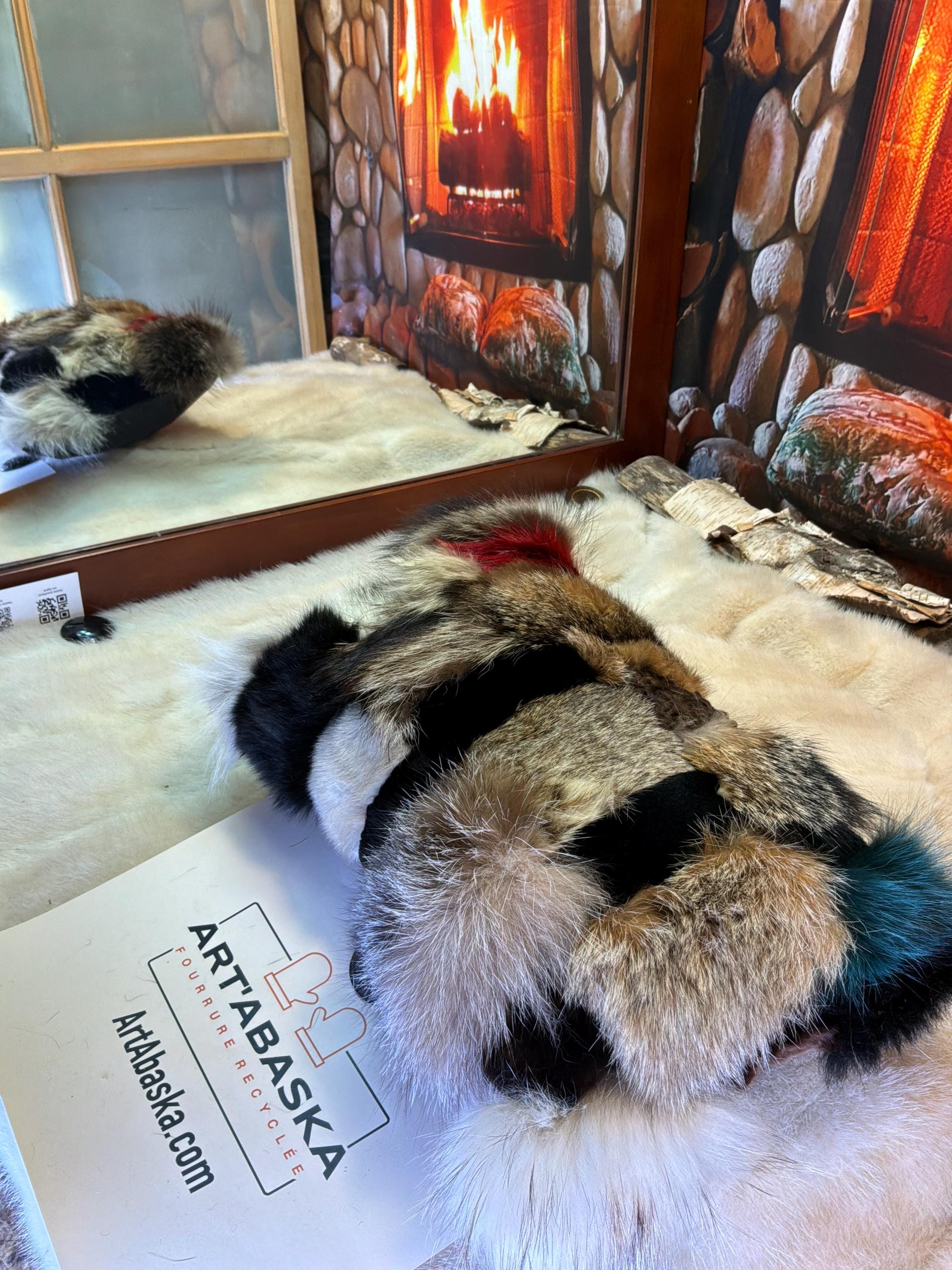 Coussin patchwork fourrures recyclées fait à la main Québec coussin décoratif cuir brodé tête de cheval pièce unique ArtAbaska