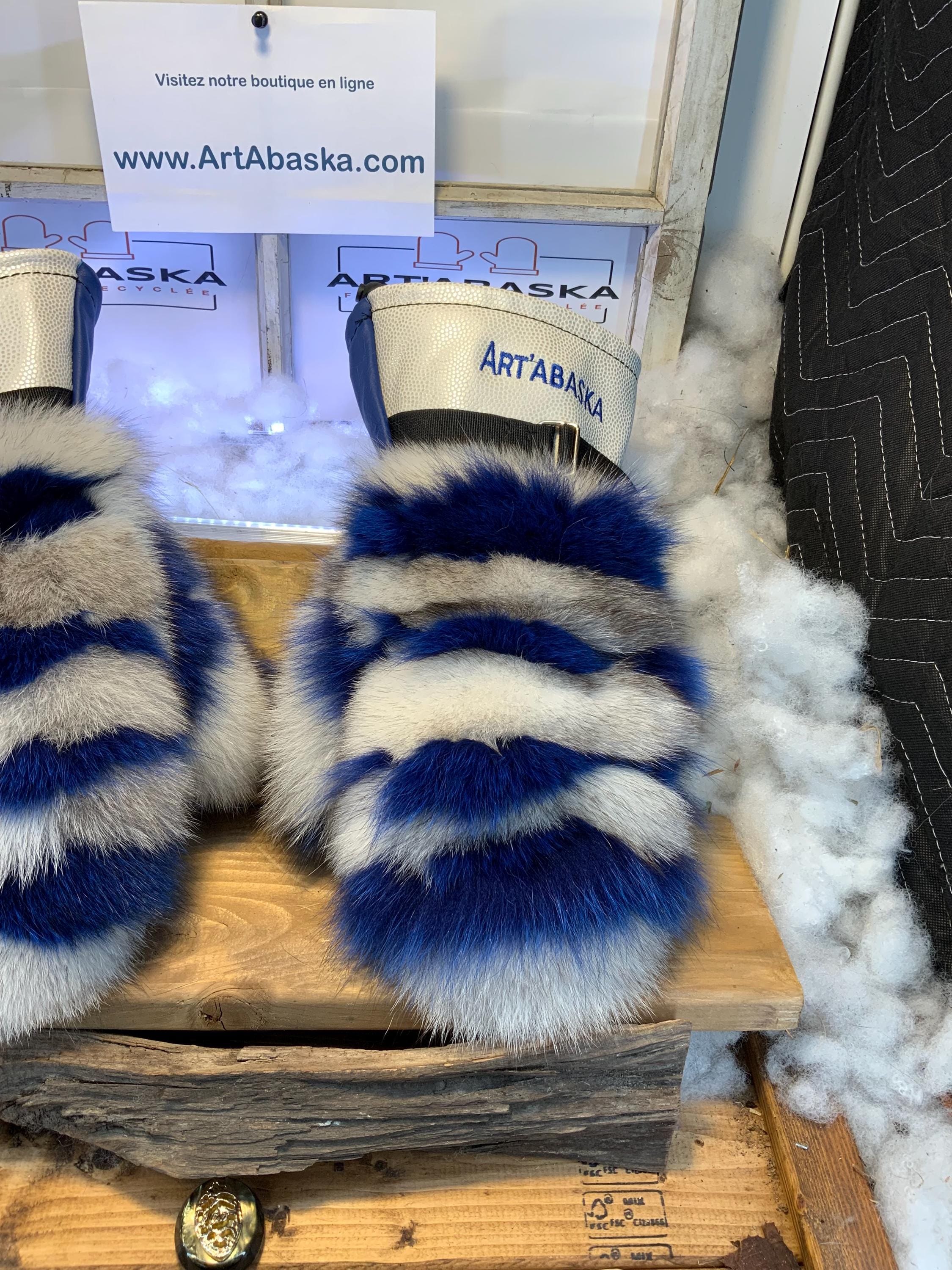 Mitaines Les Juliette – Large, patchwork renard norvégien recyclé bleu - blanc, cuir italien et broderie ArtAbaska, fait à la main au Québec