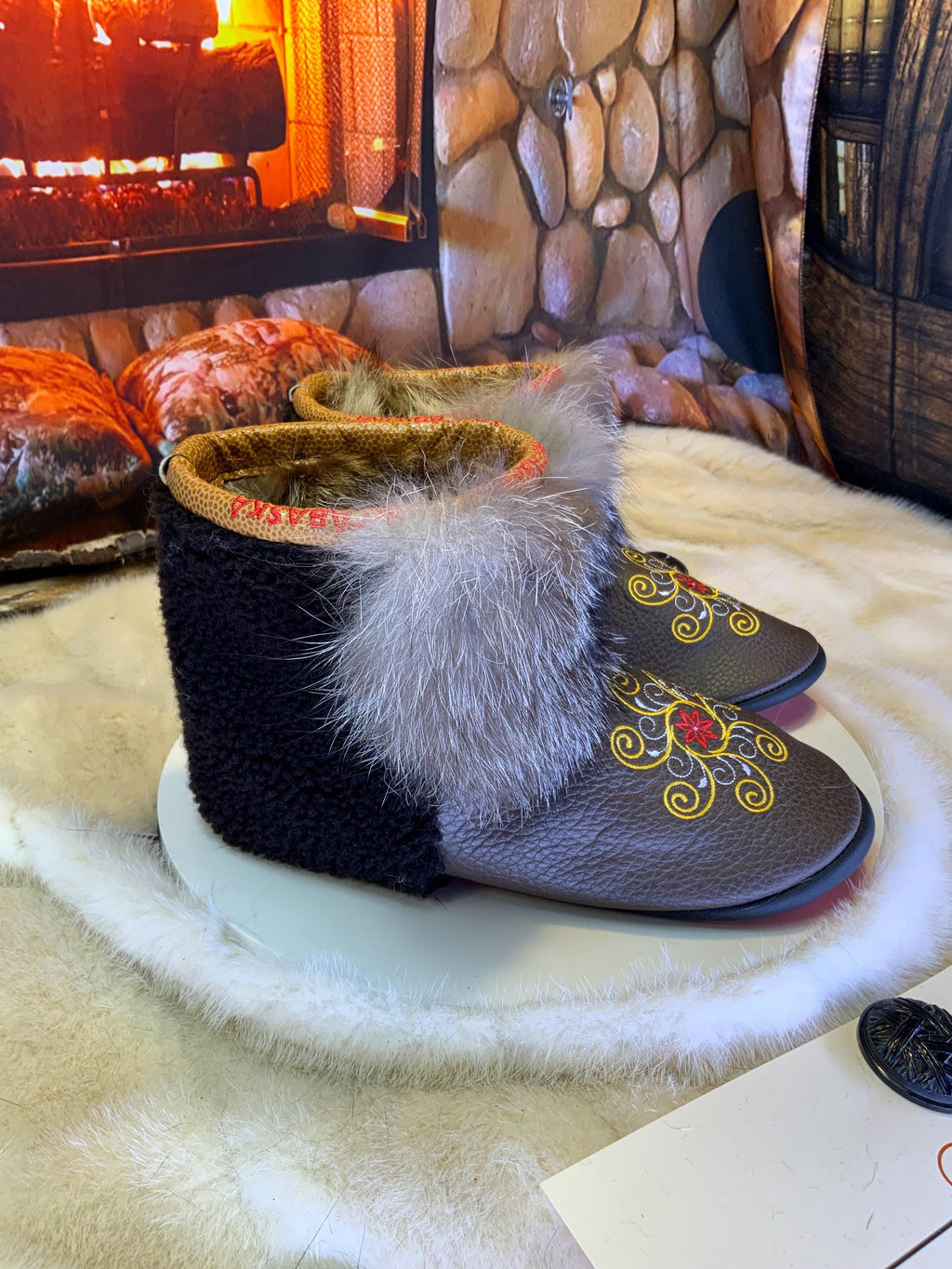 Mocassins d’intérieur Fabienne – 7 femme – cuir italien brun brodé mandala & renard cristal rare, faits à la main au Québec, pièce unique Art’Abaska ✨