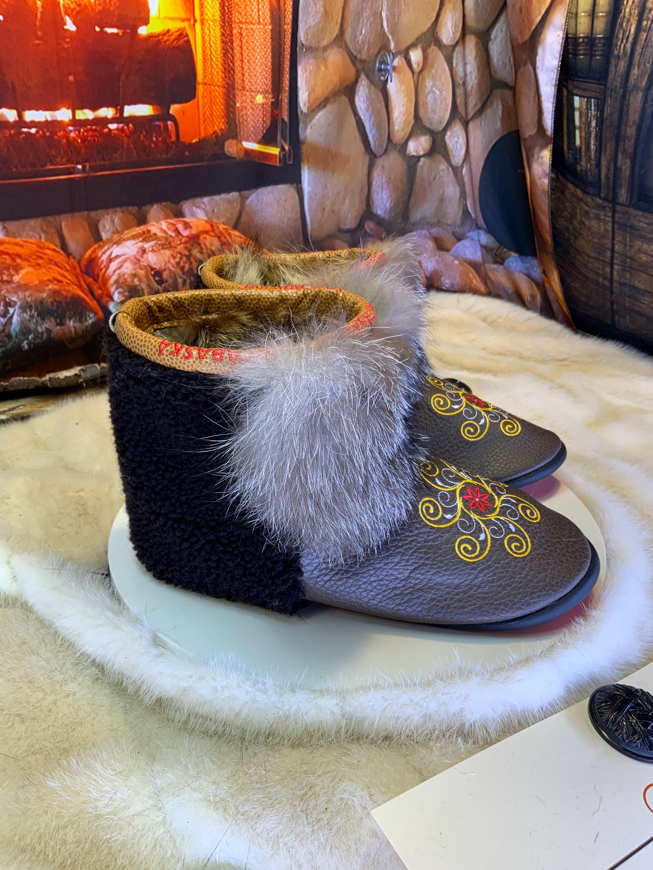 Mocassins d’intérieur Fabienne – 7 femme – cuir italien brun brodé mandala & renard cristal rare, faits à la main au Québec, pièce unique Art’Abaska ✨