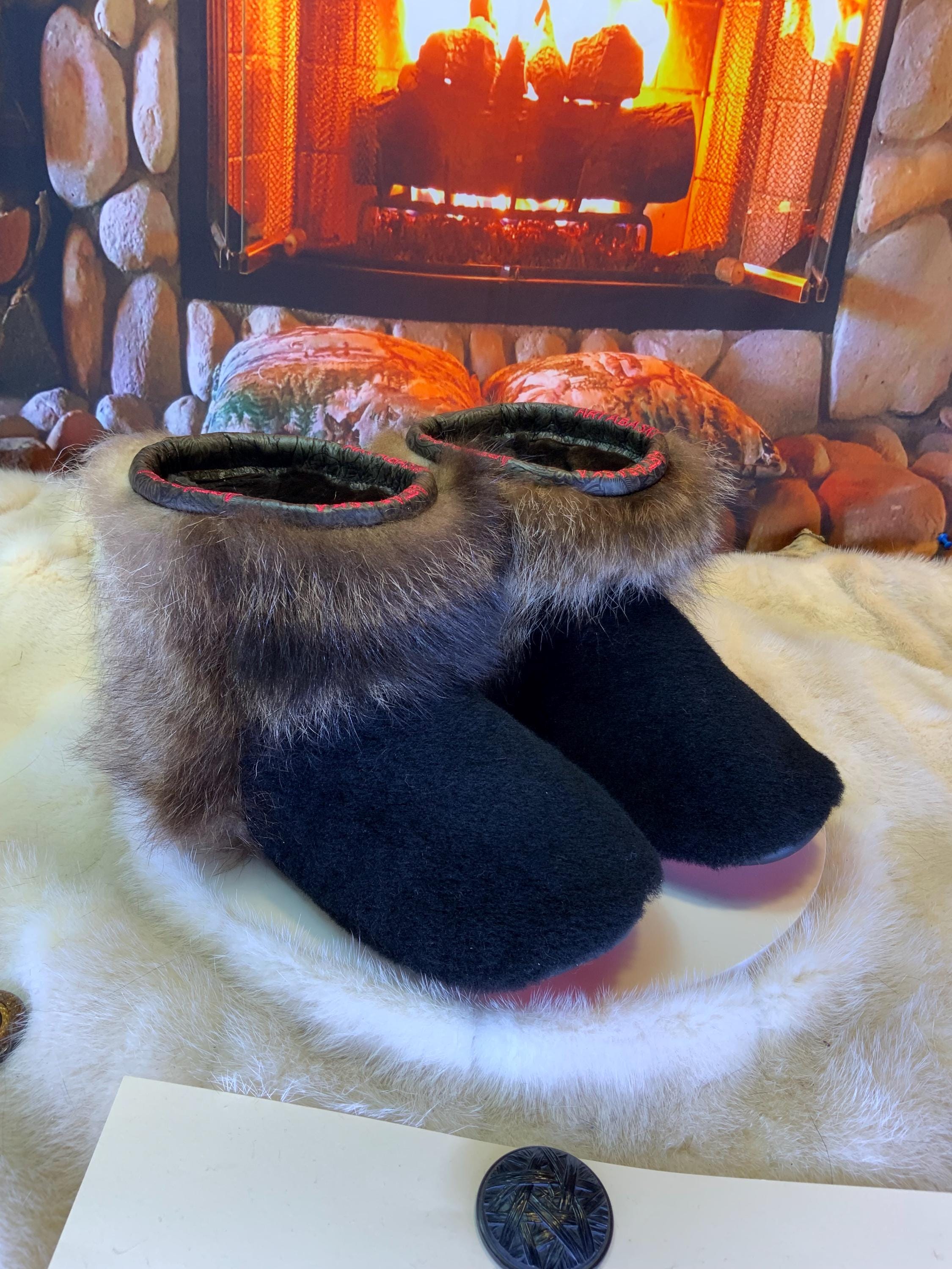 Mocassins d’intérieur Claudette – 8 femme – édition toute fourrure en mouton noir & raton recyclés, semelle rouge, pièce unique faite à la main au Québec ✨🖤❤️