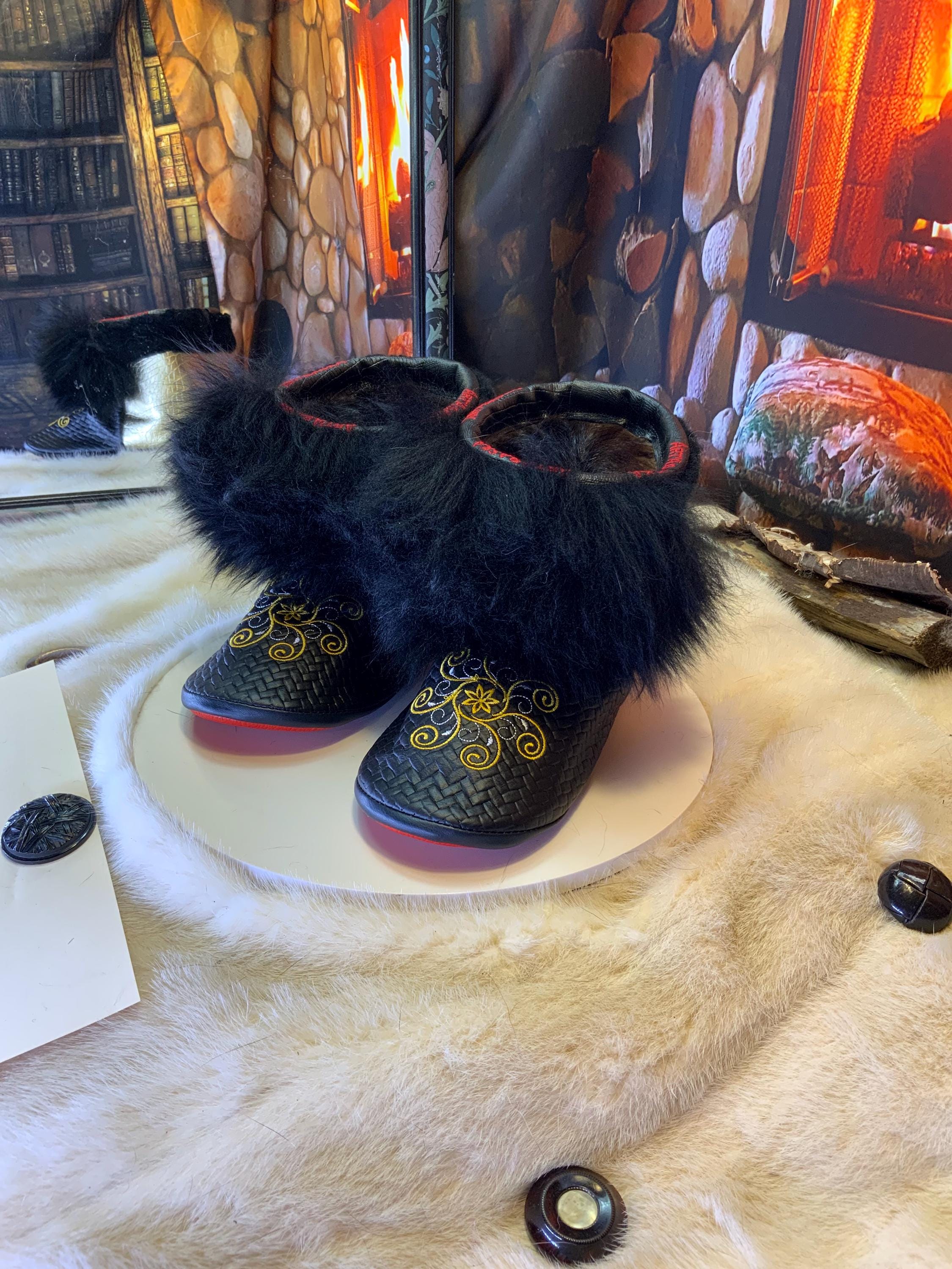 Mocassins d’intérieur Marjolaine – 6 femme – cuir italien chevron brodé mandala jaune or et blanc, arrière cuir or imprimé crocodile, semelle rouge ✨💛❤️