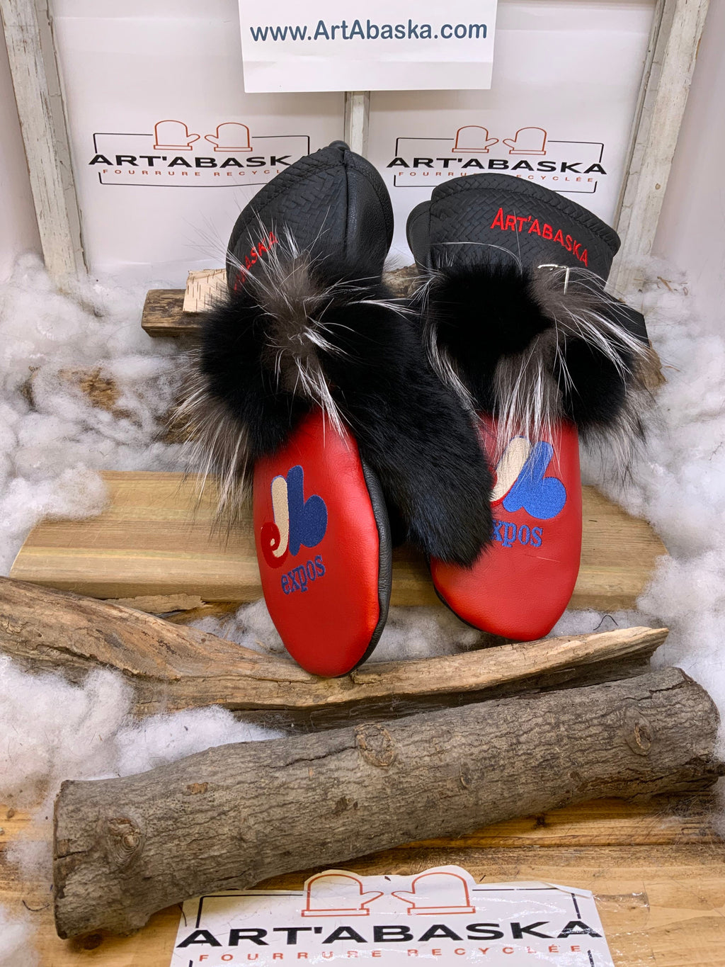 Mitaines Danielle Expos de Montréal cuir rouge et noir brodé renard patchwork recyclé fait à la main Québec artisanal unique