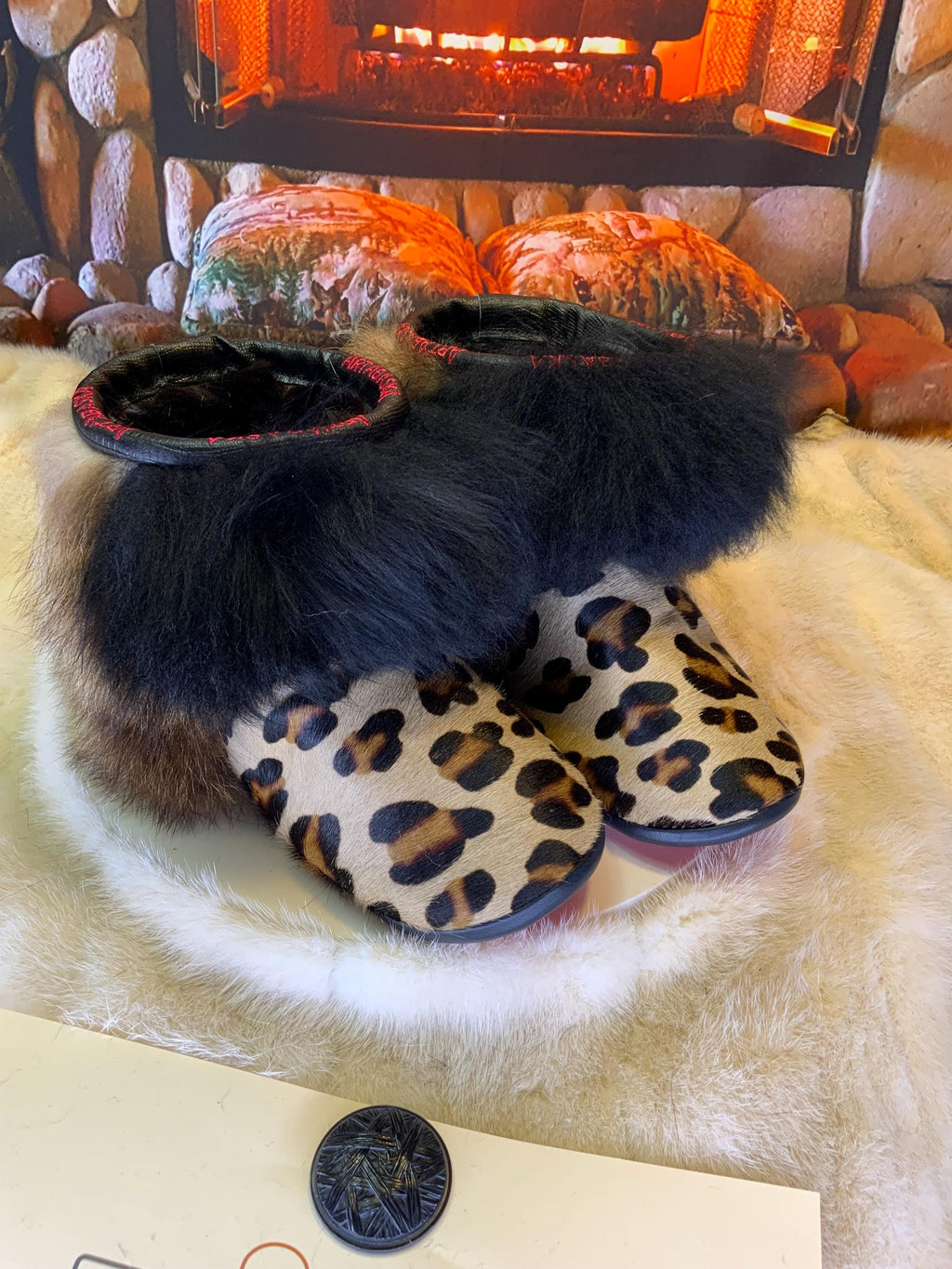 Mocassins d’intérieur Dorice – 8 femme – cuir de vache imprimé léopard, fourrure recyclée & semelle rouge, pièce unique faite à la main au Québec ✨🐆❤️