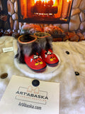 Mocassins d’intérieur Janine – 8 femme – cuir italien rouge vif brodé Mickey Mouse symétrique, faits à la main au Québec, pièce unique Art’Abaska ✨