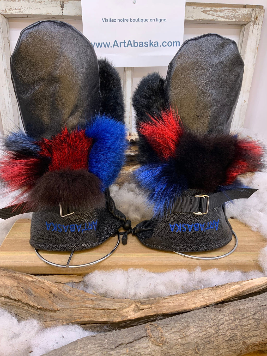 Mitaines Françoise Large cuir noir embossé lézard renard patchwork lapin noir broderie bleue ArtAbaska fait à la main Québec unique chaude