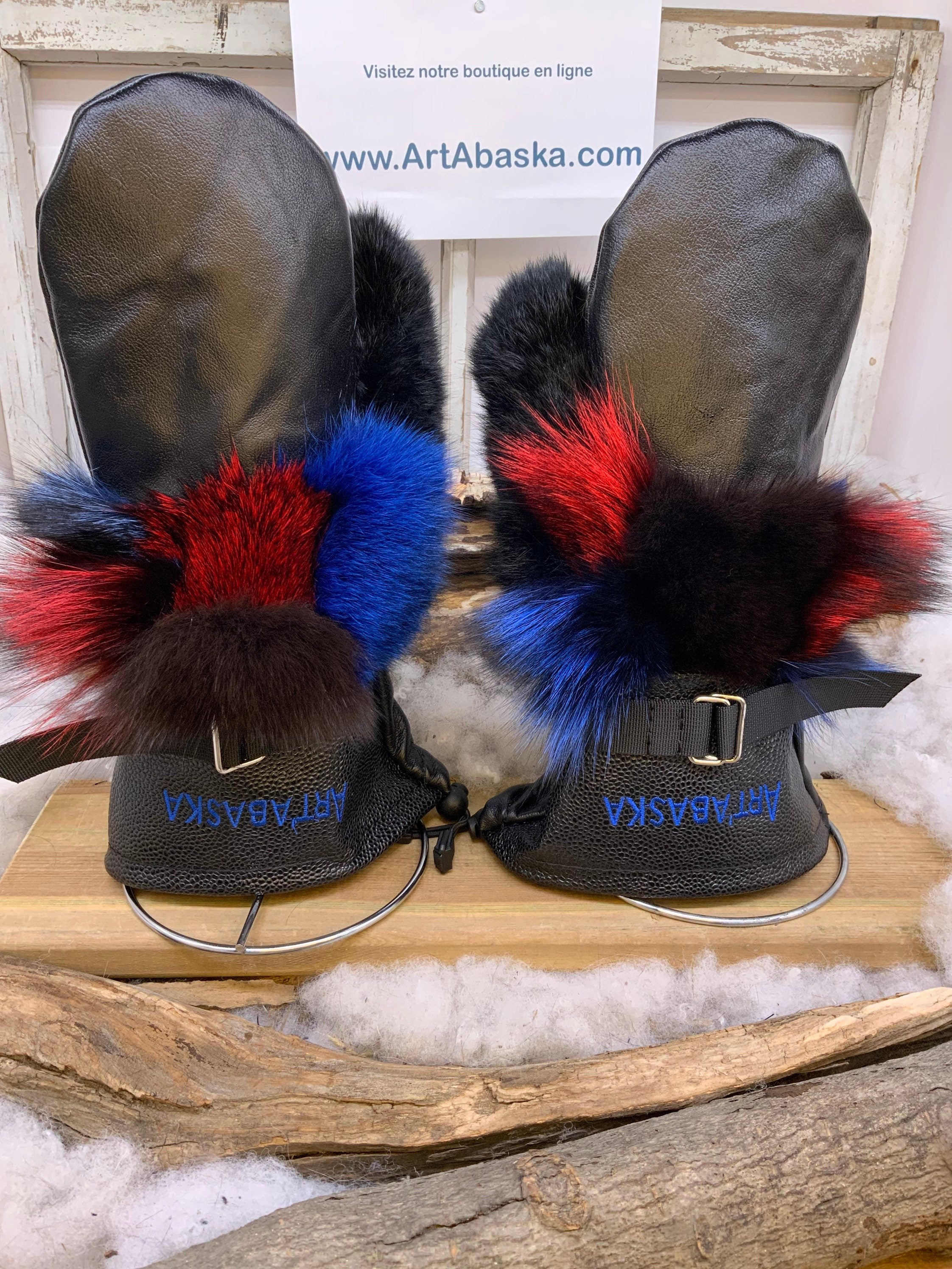 Mitaines Françoise Large cuir noir embossé lézard renard patchwork lapin noir broderie bleue ArtAbaska fait à la main Québec unique chaude