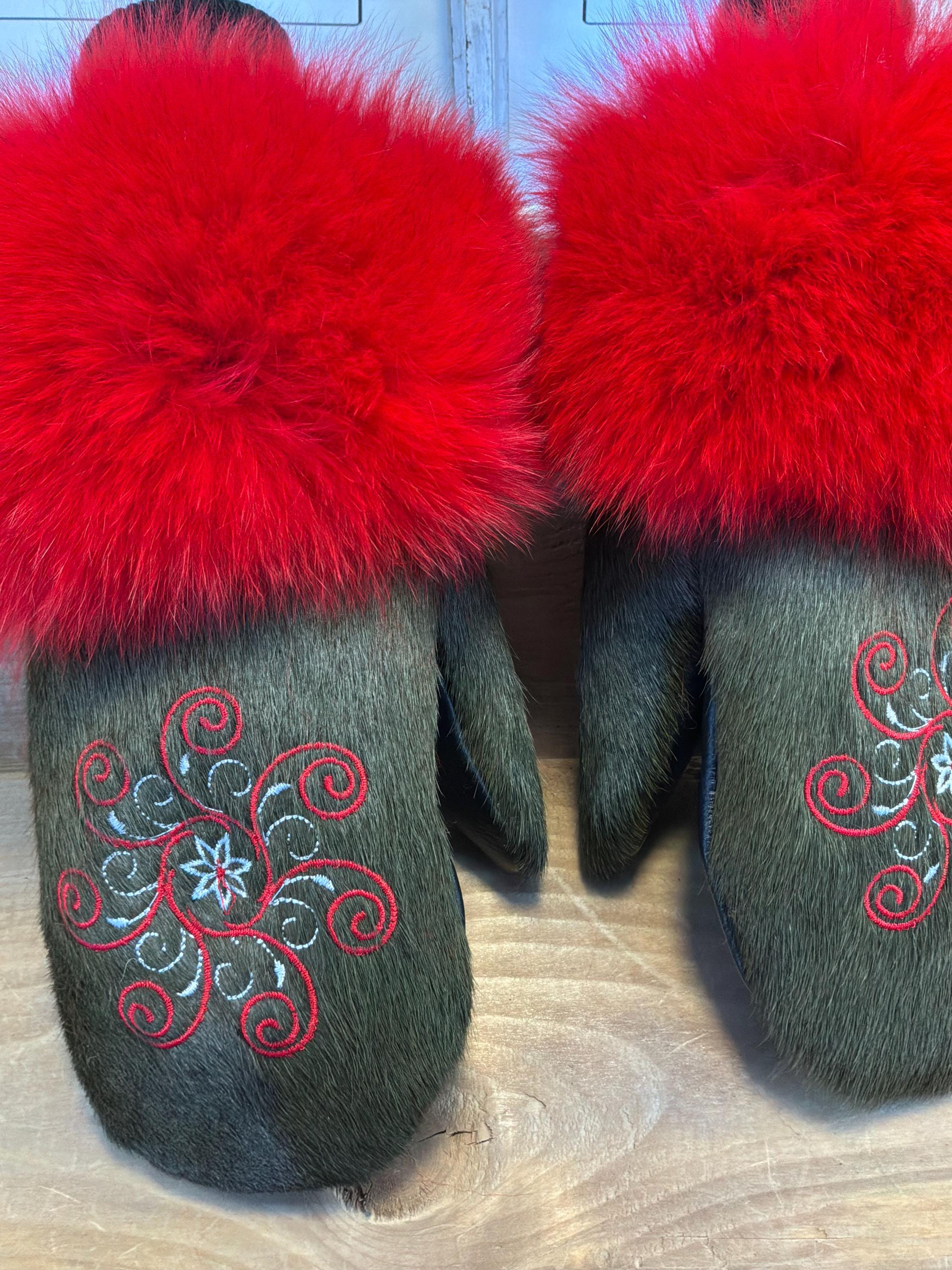 Mitaines de ville Medium Odette en fourrure recyclée – Faites à la main au Québec – Légères, élégantes, confort urbain – ArtAbaska Brodée