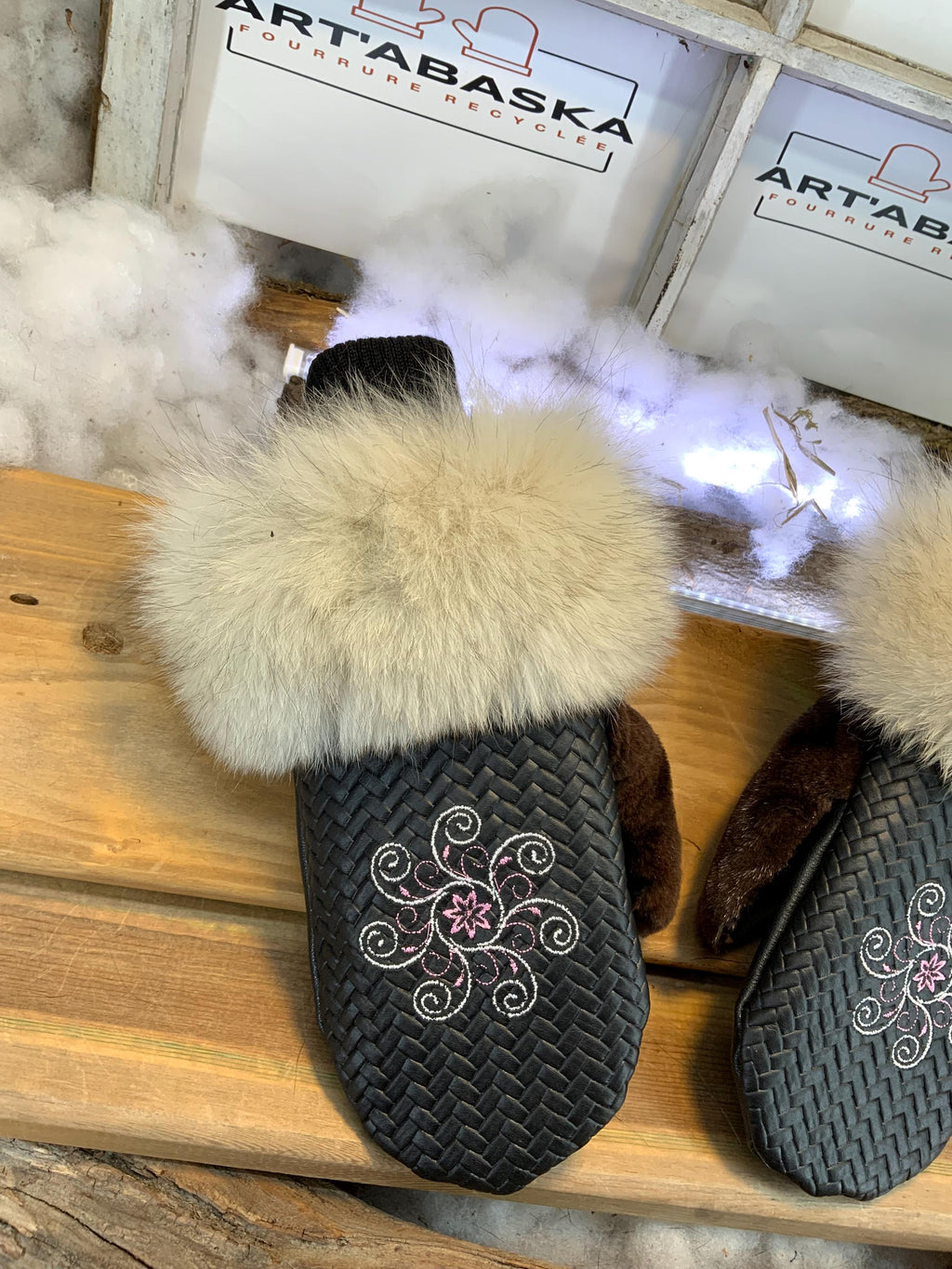 Mitaines de ville Denise, Medium, en cuir italien brodé et fourrure recyclée, pièce unique faite à la main au Québec