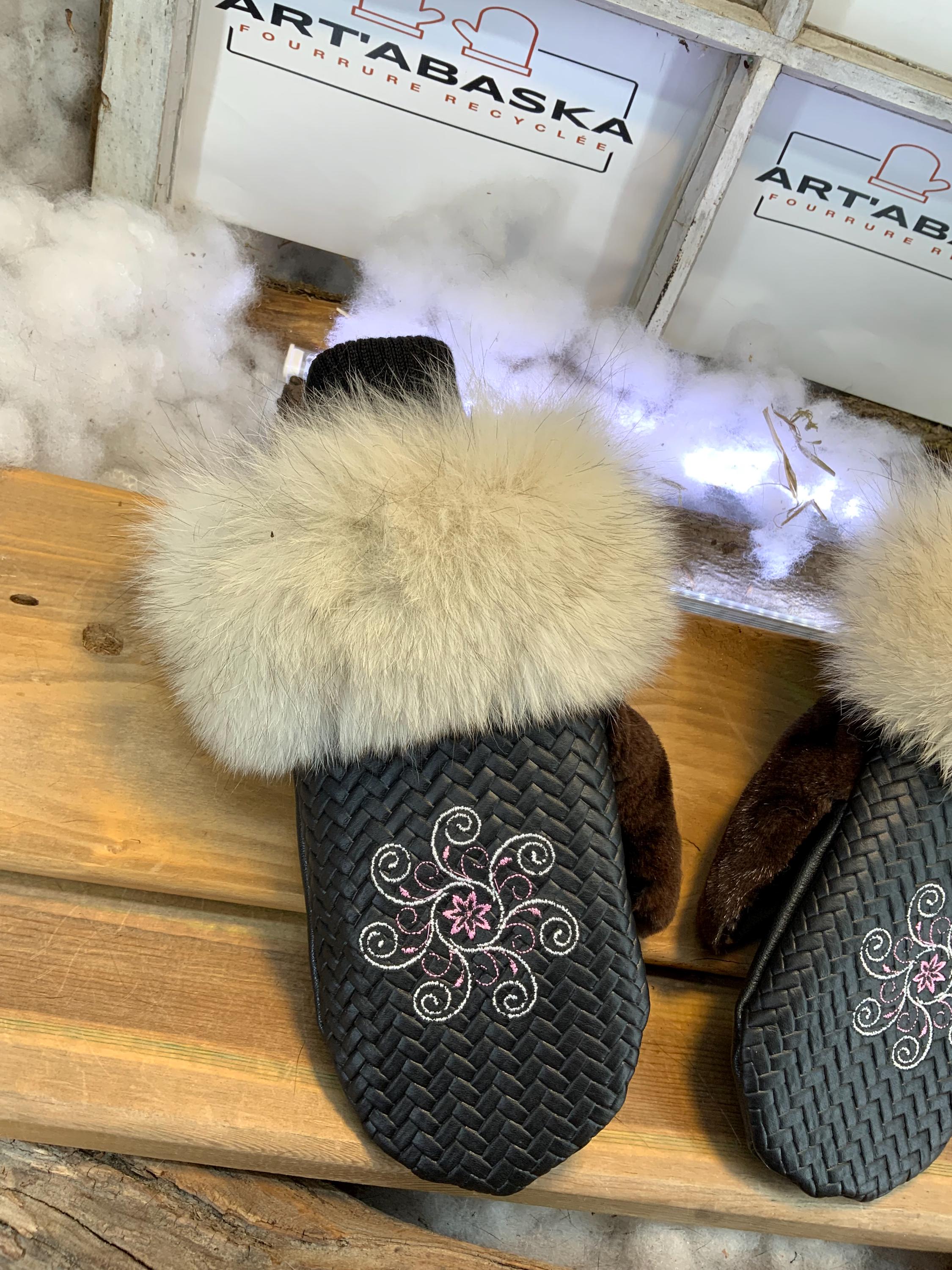 Mitaines de ville Denise, Medium, en cuir italien brodé et fourrure recyclée, pièce unique faite à la main au Québec