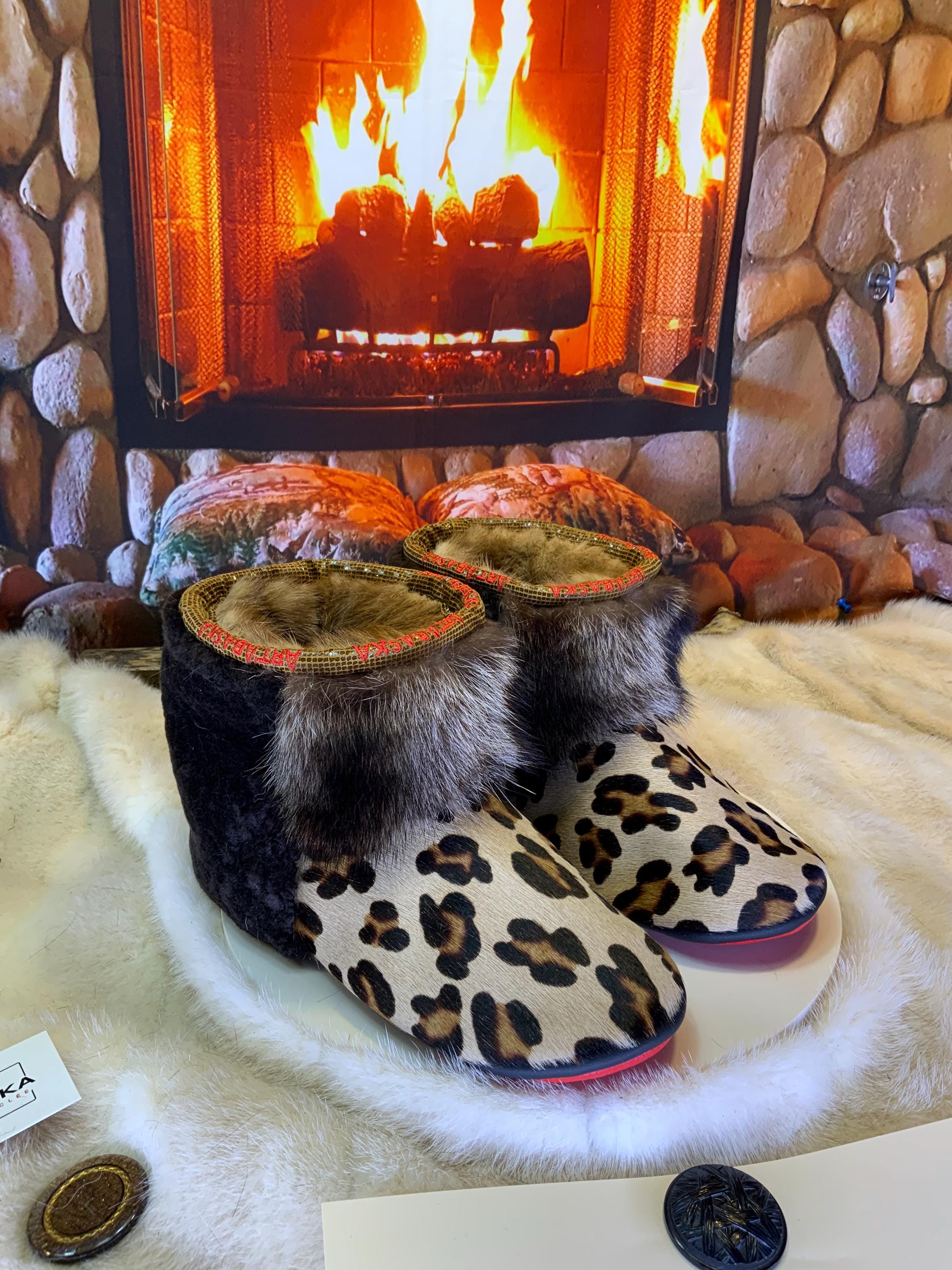 Mocassins d’intérieur Angelle – 9 femme – cuir de vache imprimé léopard, raton recyclé & mouton brun café, semelle rouge, faits à la main au Québec ✨🐆❤️