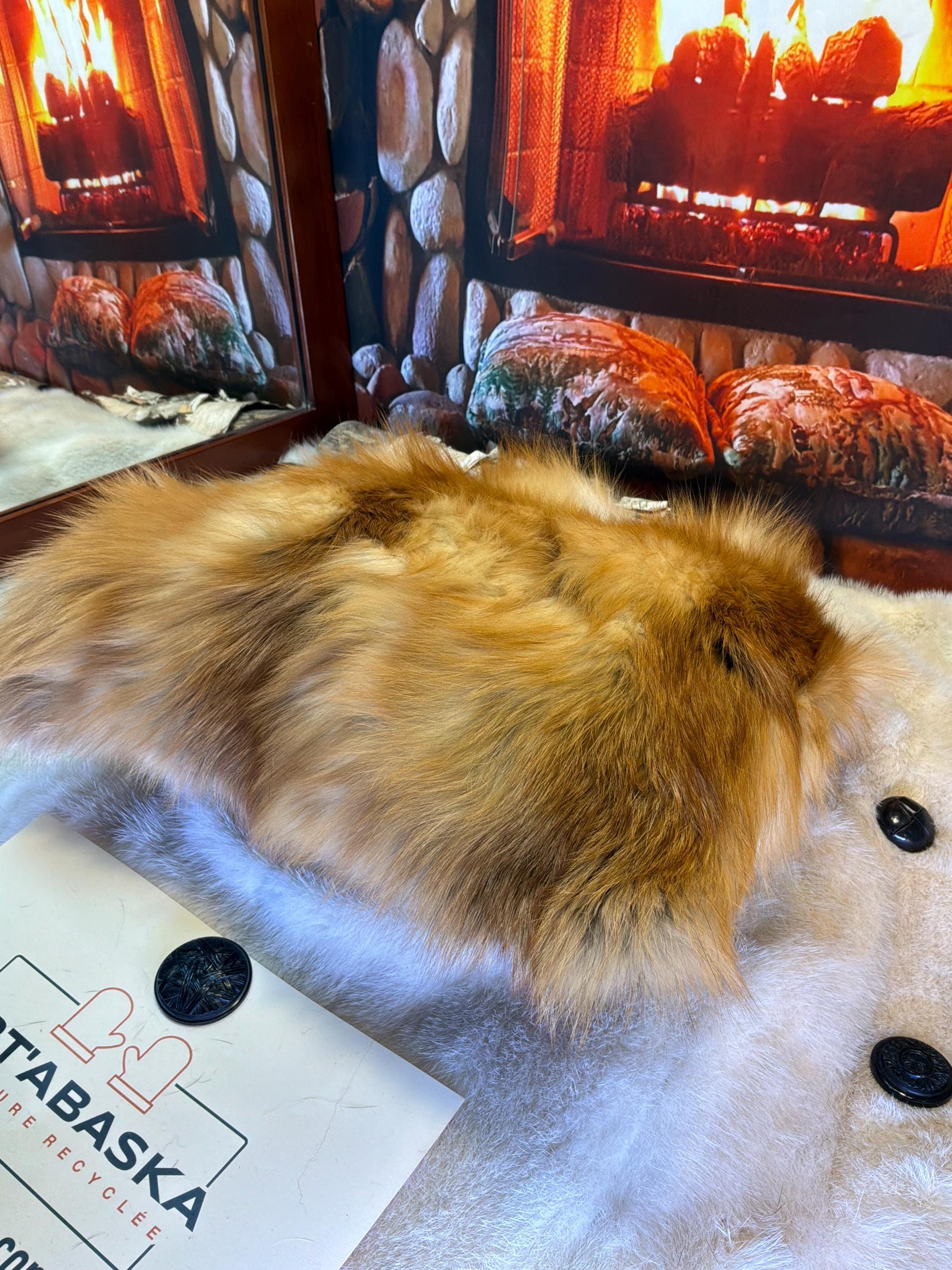 Coussin fourrure recyclée renard roux fait à la main Québec coussin décoratif cuir brun brodé tête de cheval pièce unique ArtAbaska