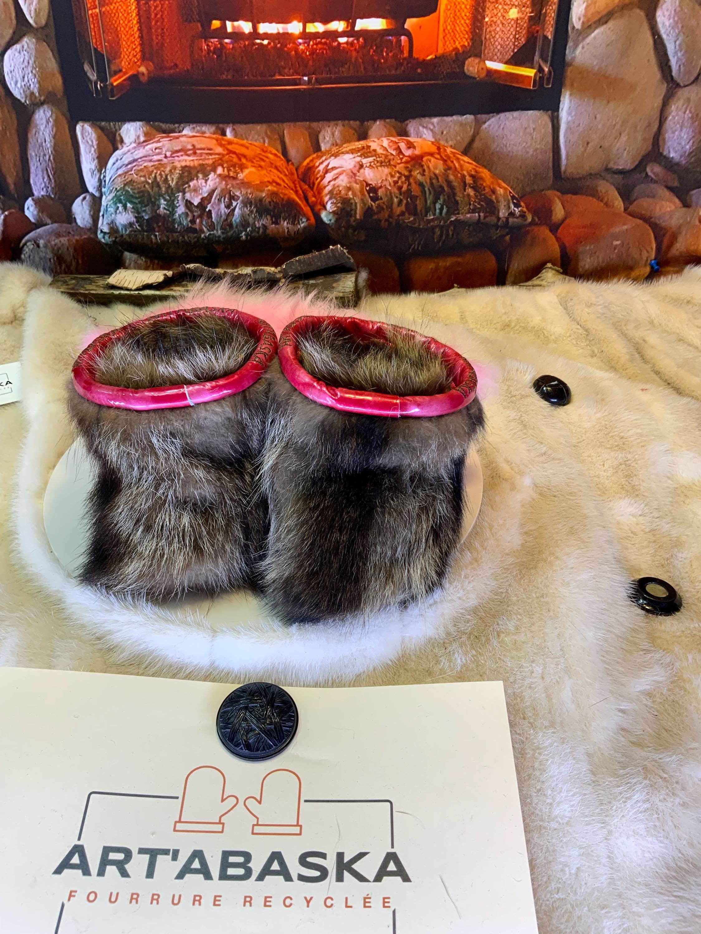 Mocassins d’intérieur Colombe – 5 femme – édition toute fourrure en vison, mouton rose & raton recyclés, semelle brun orangé brûlé brodée ArtAbaska rose et mauve ✨🌸💕