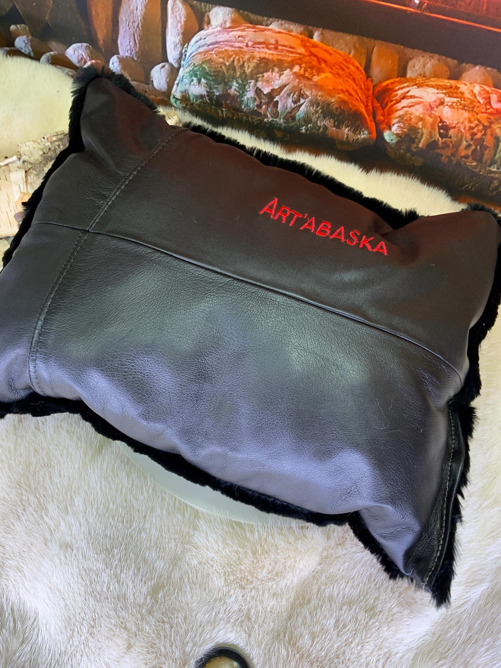 Coussin décoratif en fourrure recyclée en castor rasé noir