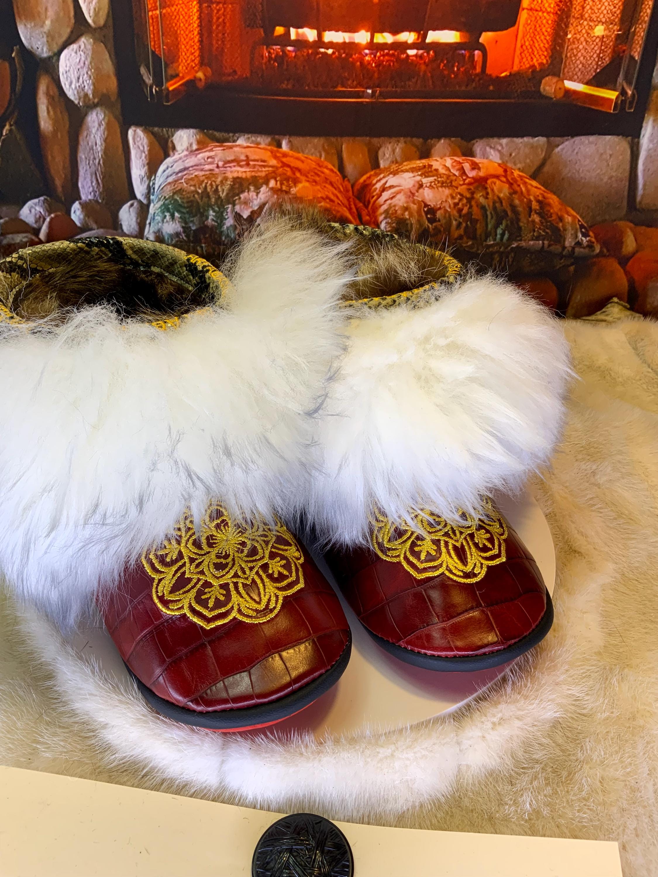 Mocassins d’intérieur Dorothée – 9 femme – cuir crocodile bourgogne brodé mandala fil de métal or, fourrure recyclée & semelle rouge, faits à la main au Québec ✨💛❤️