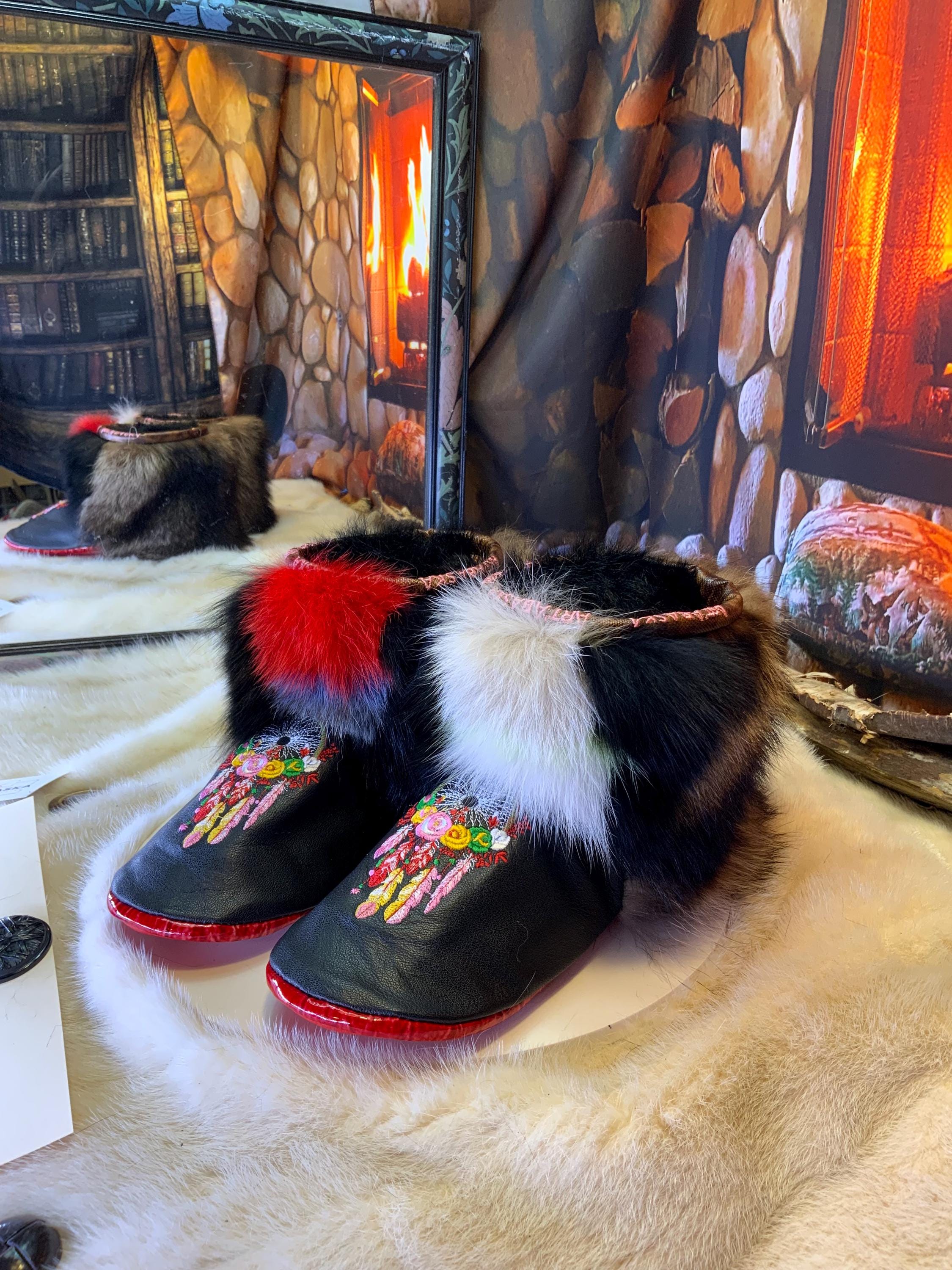 Mocassins d’intérieur Lucie 8 femme, cuir italien noir brodé capteur de rêve multicolore, fourrure recyclée patchwork, faits à la main au Québec ✨🌈🖤