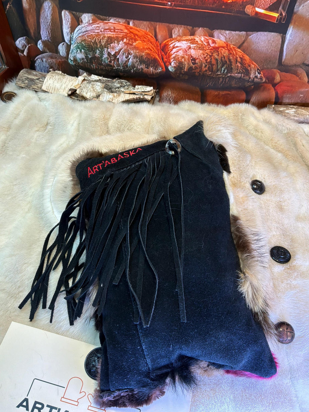 Coussin patchwork fourrures recyclées fait à la main Québec coussin décoratif franges cuir suède western pièce unique ArtAbaska