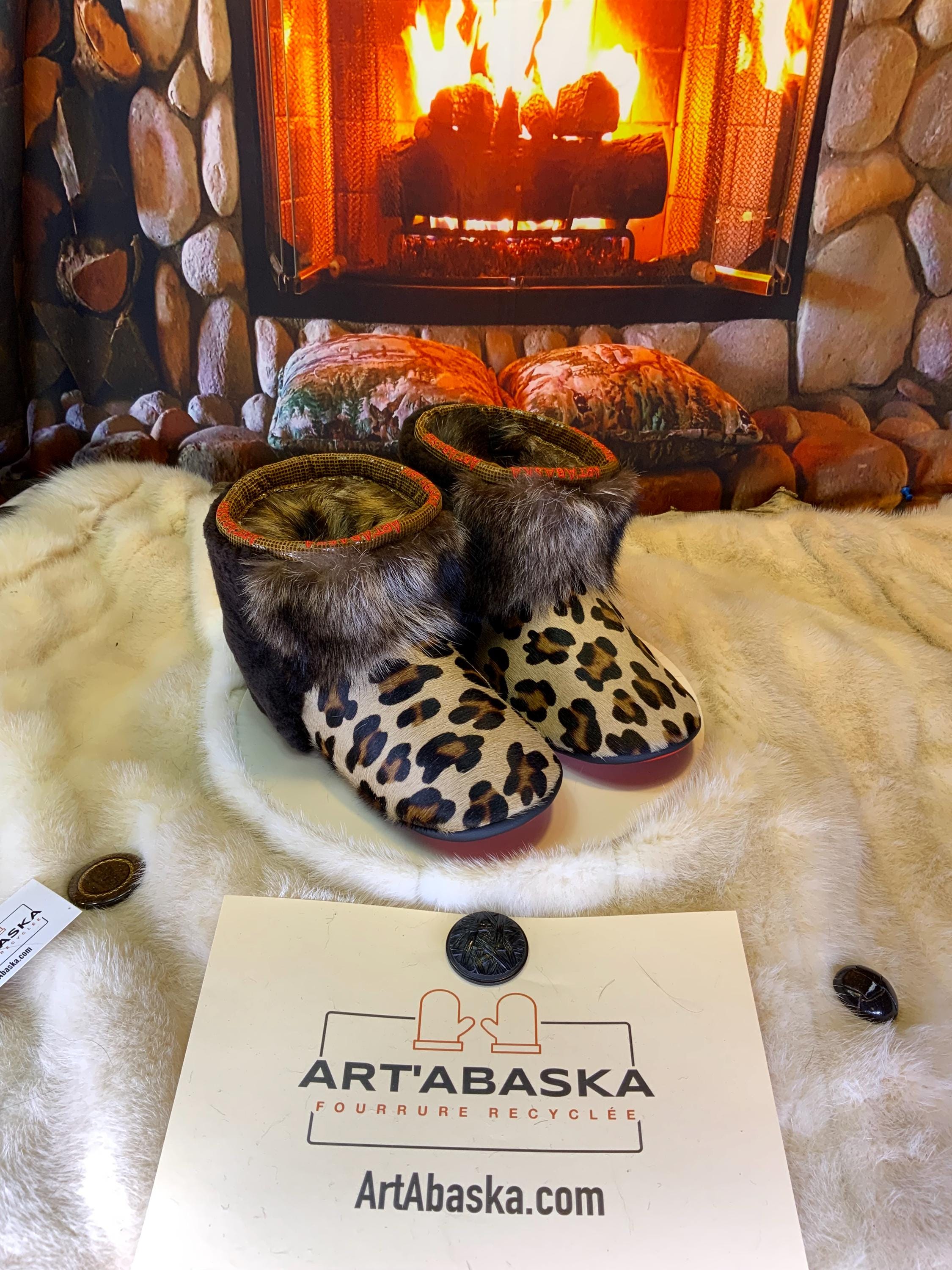 Mocassins d’intérieur Hélène 9 femme, cuir léopard recyclé, fourrure recyclée, faits à la main au Québec 🐆✨