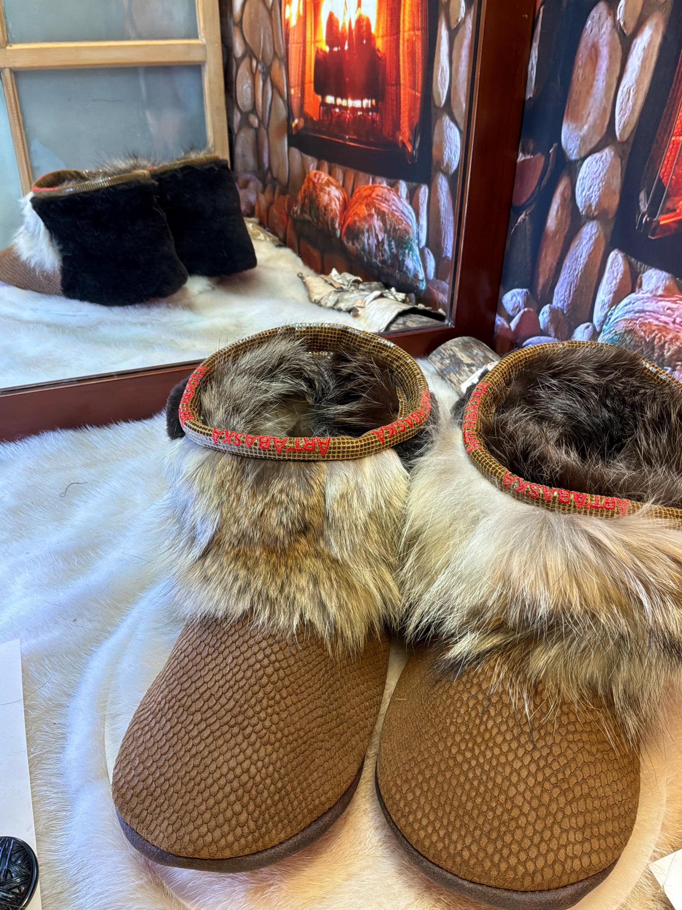 Mocassins d’intérieur homme Yolande pointure 11 cuir italien serpent brun coyote recyclé mouton café fait à la main Québec
