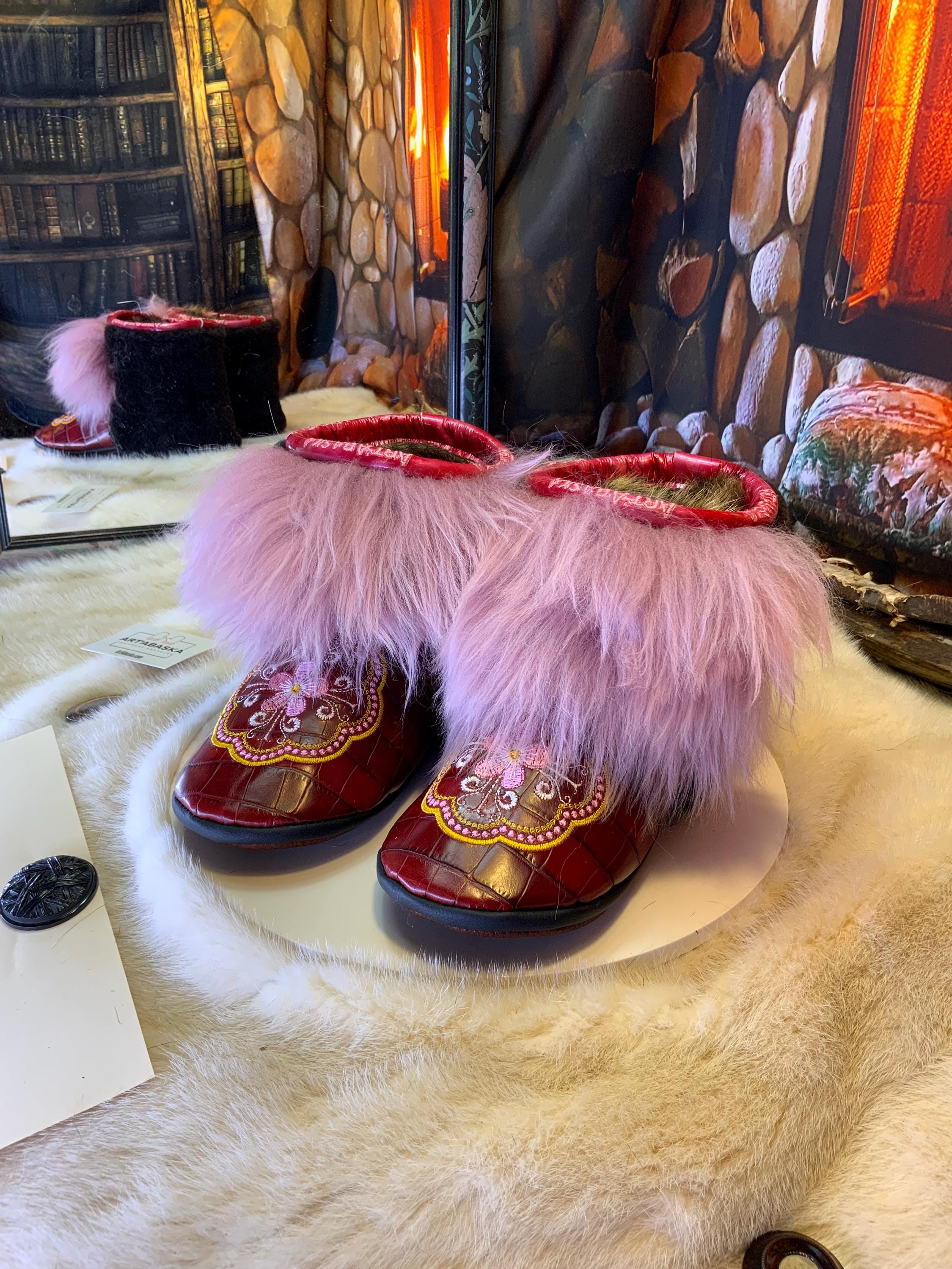 Mocassins d’intérieur Ursula – 7 femme – cuir crocodile bourgogne brodé mandala rose-or, fourrure recyclée & semelle brune, pièce unique faite à la main au Québec ✨🌸