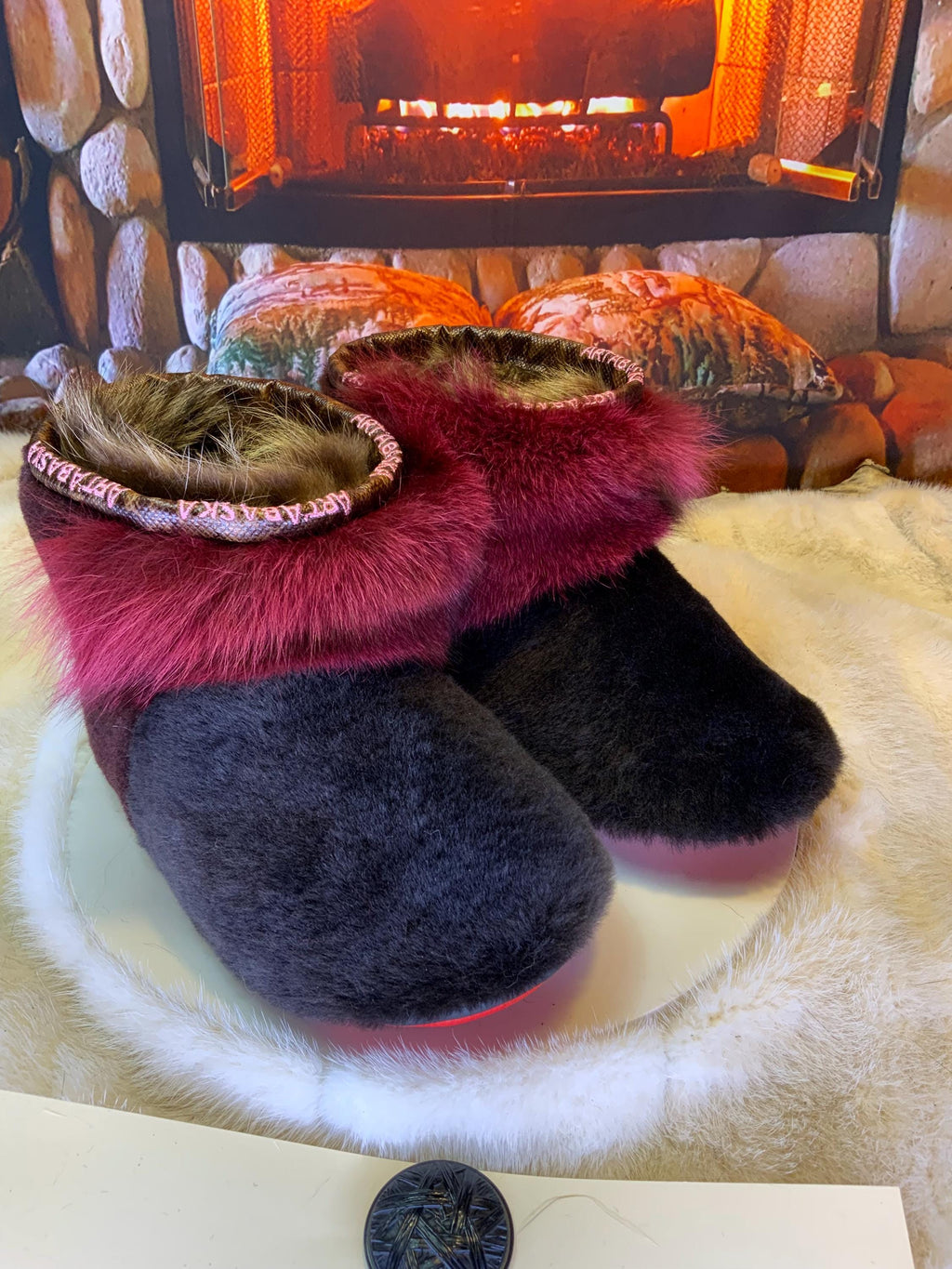 Mocassins d’intérieur Mireille 9 femme, mouton brun café, renard bourgogne recyclé, faits à la main au Québec ✨🤎❤️