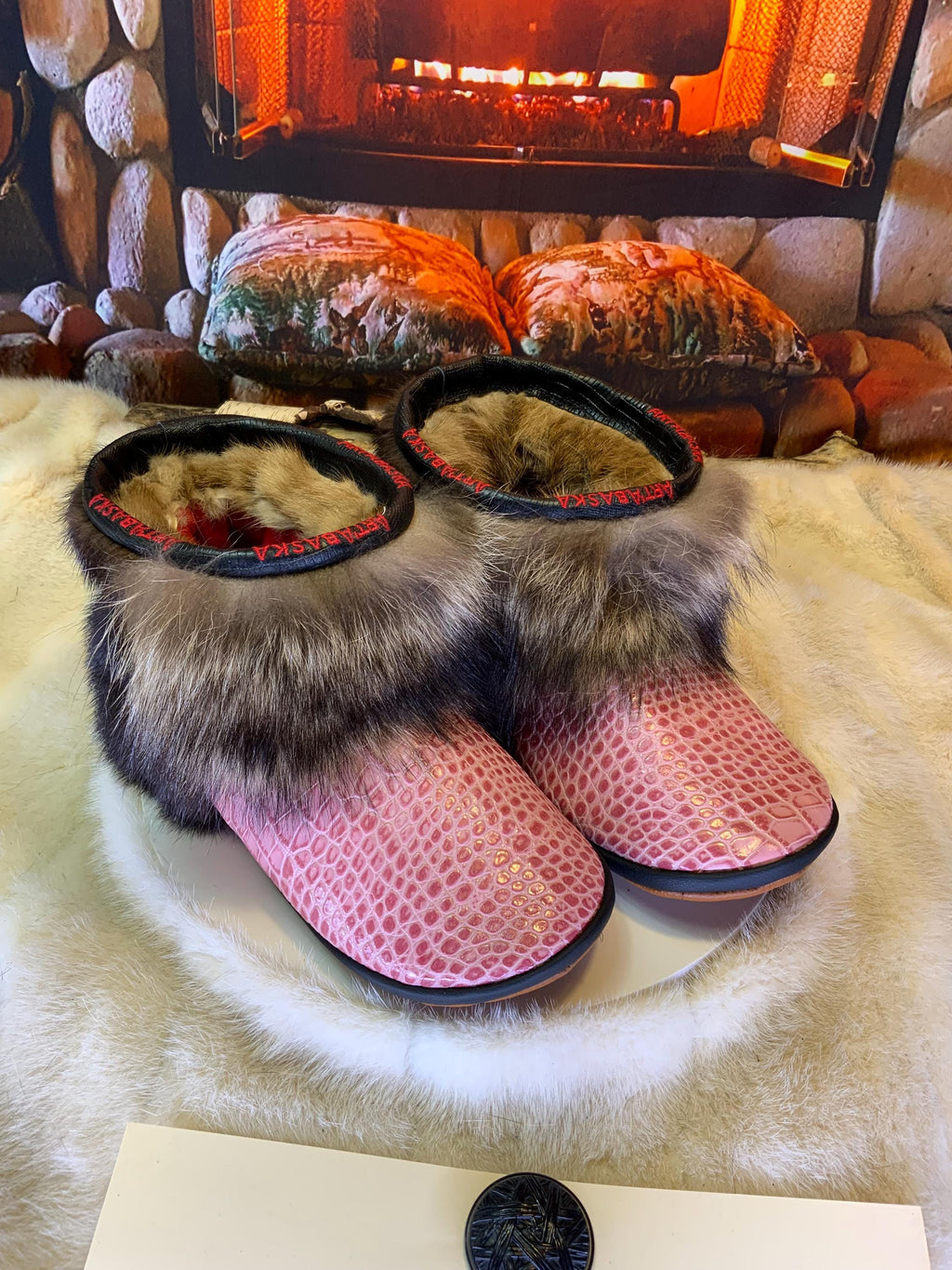 Mocassins d’intérieur Yvette 10 femme cuir italien embossé crocodile rose raton vison recyclés semelle brun caramel Québec