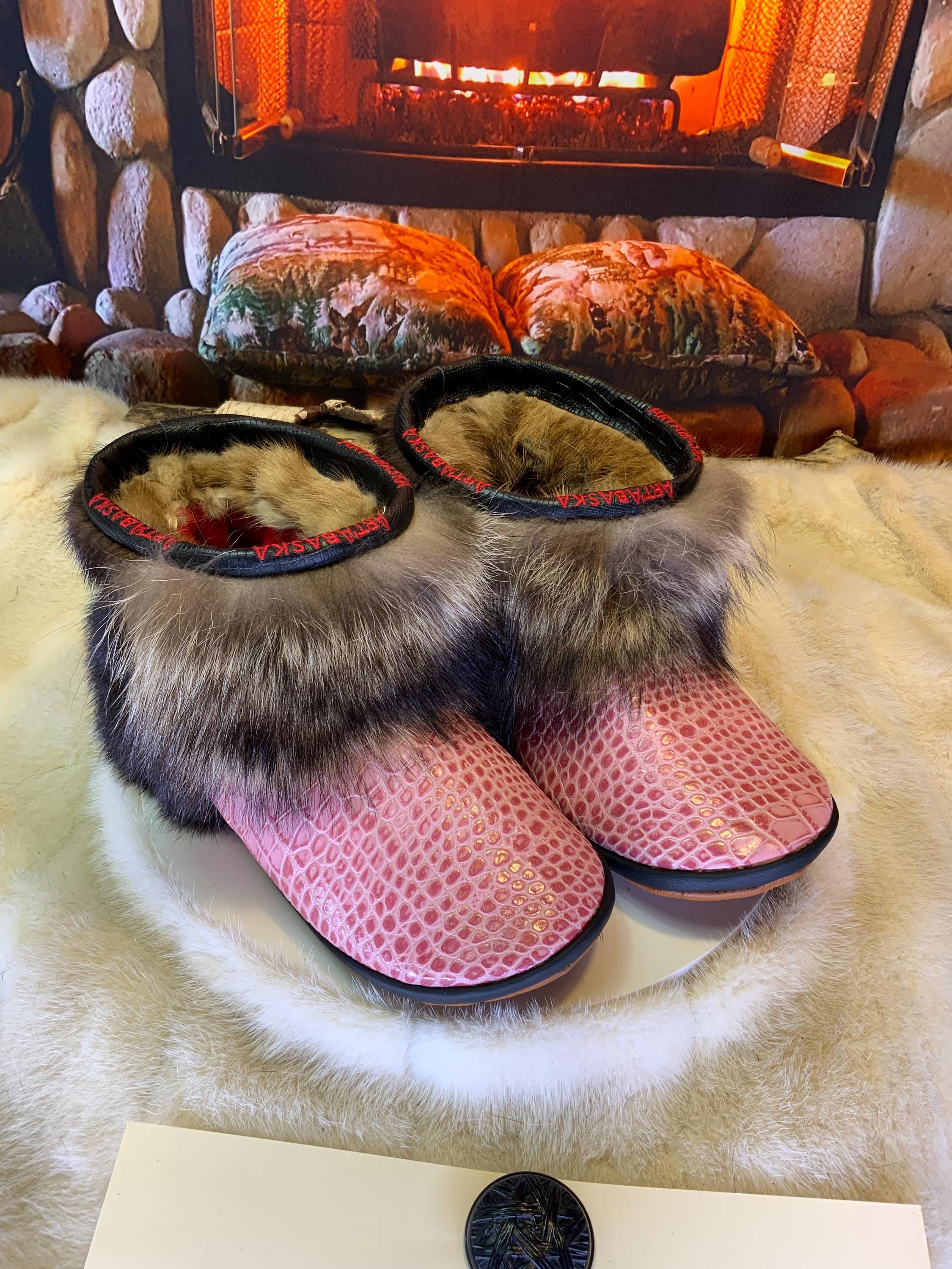 Mocassins d’intérieur Yvette 10 femme cuir italien embossé crocodile rose raton vison recyclés semelle brun caramel Québec