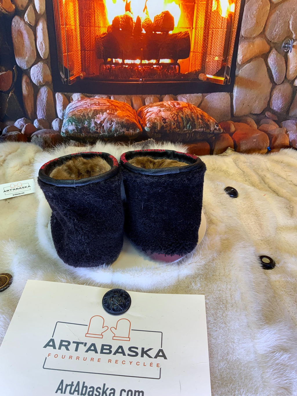 Mocassins d’intérieur Les Claudette – 10 femme – cuir imprimé brodé mandala rouge blanc & renard norvégien recyclé Québec