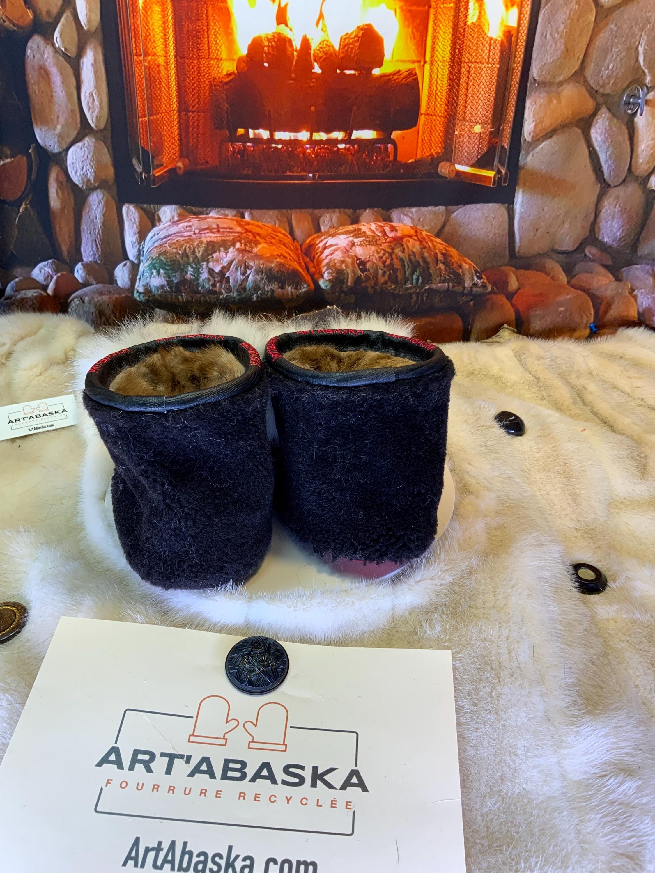 Mocassins d’intérieur Les Claudette – 10 femme – cuir imprimé brodé mandala rouge blanc & renard norvégien recyclé Québec
