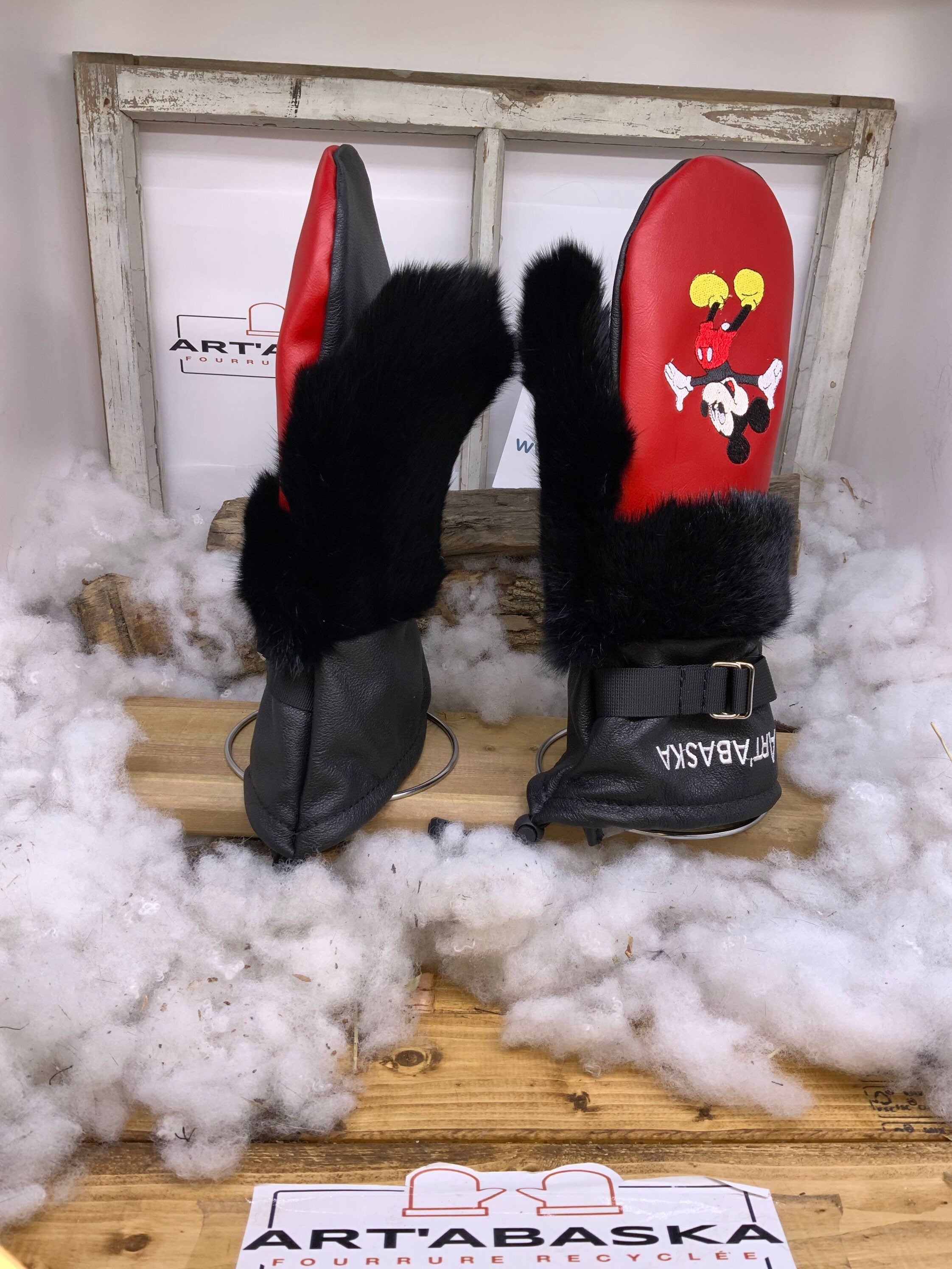 Mitaines Les Camille Édition Spéciale Mickey – Fourrure recyclée, cuir noir, broderies originales – Fait à la main Québec