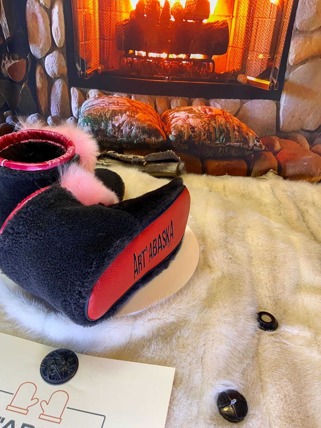 Mocassins d’intérieur Françoise – 8 femme – édition toute fourrure en mouton recyclé rose, brun café & charcoal, semelle rouge, faits à la main au Québec ✨💗❤️