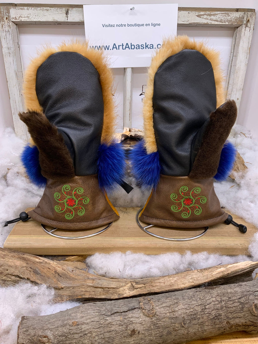 Mitaines Les Joséphine – Medium, renard bleu, castor remodelé, mouton brun rasé, cuir recyclé, fait à la main au Québec