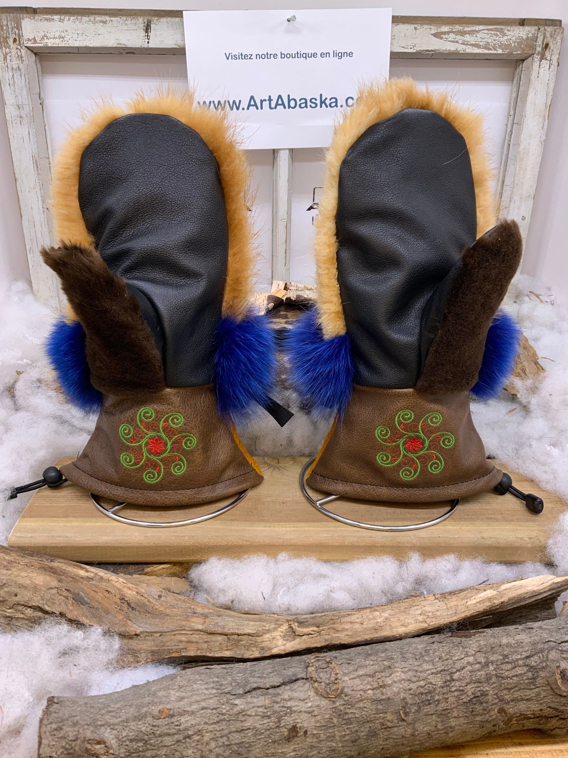 Mitaines Les Joséphine – Medium, renard bleu, castor remodelé, mouton brun rasé, cuir recyclé, fait à la main au Québec